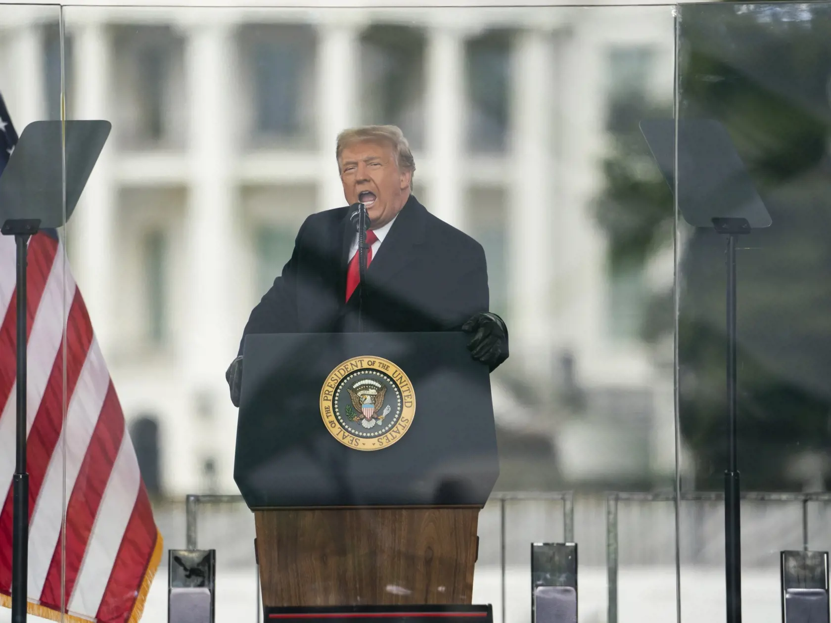KK38 Washington - Americký prezident Donald Trump počas zhromaždenia 6. januára 2021 vo Washingtone. Demokrati v americkej Snemovni reprezentantov v pondelok 11. januára 2021 oficiálne predložili ústavnú žalobu (impeachment) voči prezidentovi Donaldovi Trumpovi. Informovala o tom americká televízna stanica CNN. Demokratickí kongresmani v predloženej rezolúcií žalujú Trumpa za "podnecovanie povstania" v súvislosti s minulotýždňovým útokom jeho podporovateľov na budovu Kapitolu. Impeachment kongre