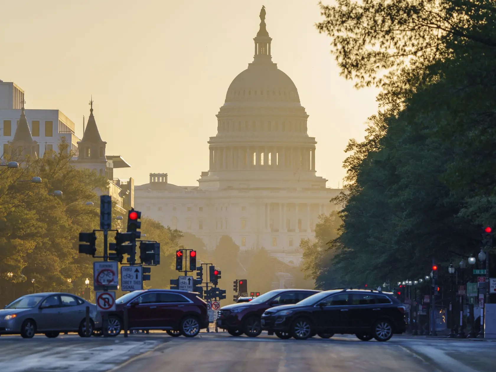 JB 7 Washington - Premávka na križovatke Pennsylvania Avenue, v pozadí vyčnieva budova Kapitolu, dva dni po prezidentských voľbách v USA, vo Washingtone 5. novembra 2020. Meno nového amerického prezidenta by sa  svet mohol dozvedieť v priebehu najbližších hodín až dní. FOTO TASR/AP

Commuter traffic crosses Pennsylvania Avenue in Washington, early Thursday, Nov. 5, 2020, two days after Election Day. (AP Photo/J. Scott Applewhite)