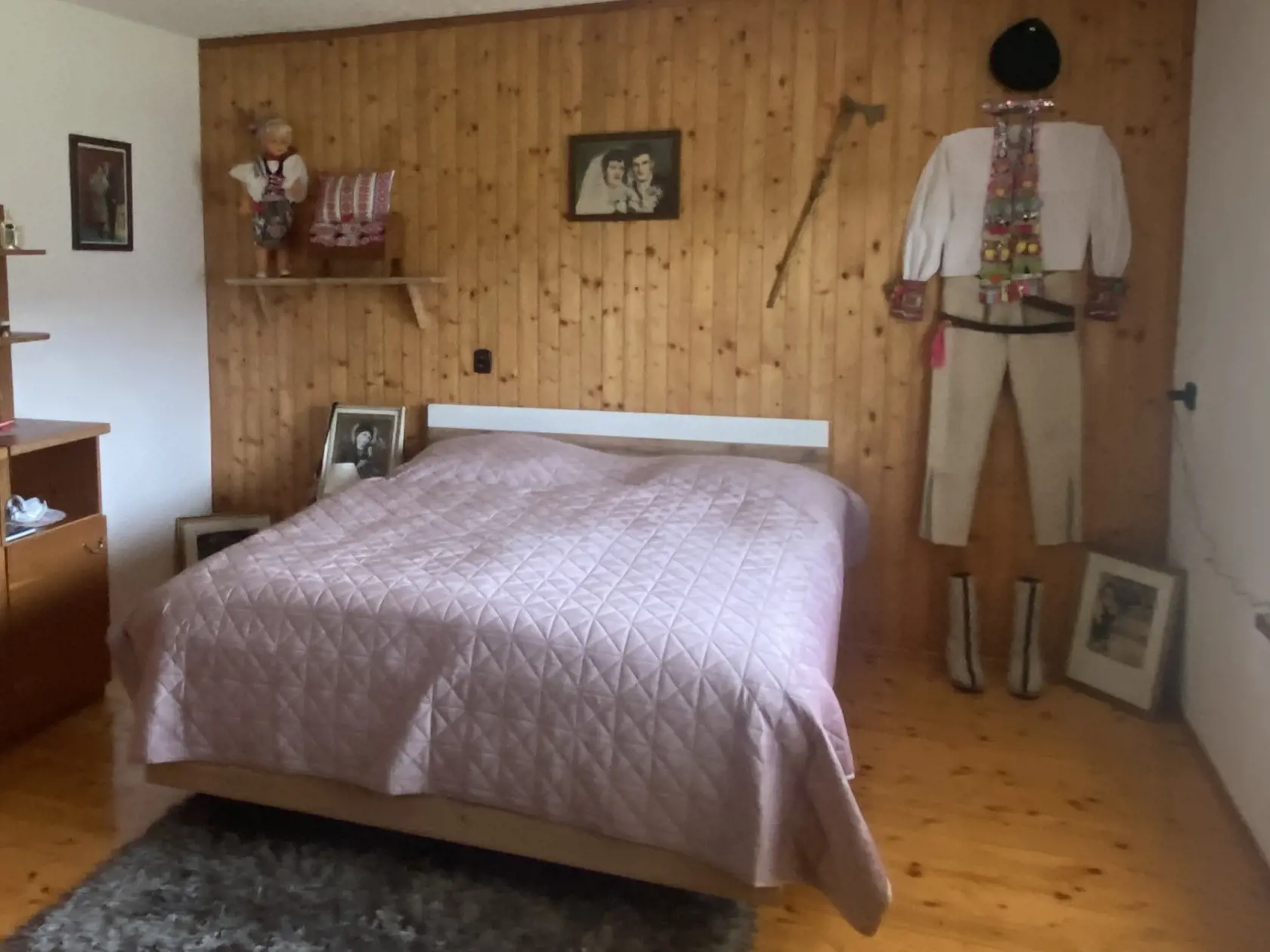 Spálňa v rodnom dome najznámejšieho doživotne odsúdeného väzňa Mikuláša Černáka v obci Telgárt (okres Brezno).