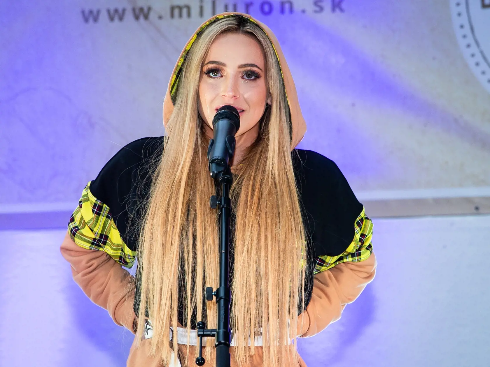 Krst nového CD Dominiky Mirgovej v jednom z bratislavských podnikov na nábreží Dunaja. Na snímke Dominika Mirgová.