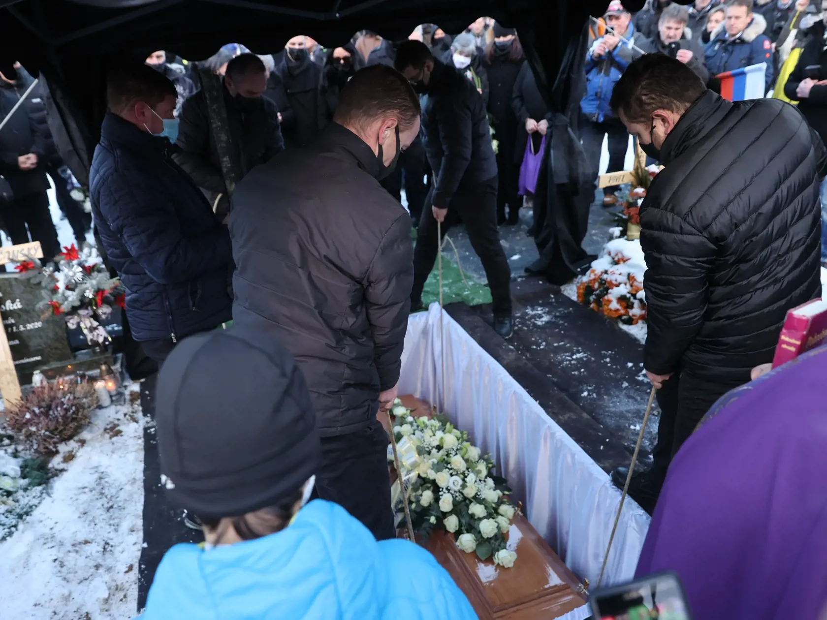 V záplave kvetov: Takto odišiel policajný exprezident Milan Lučanský.