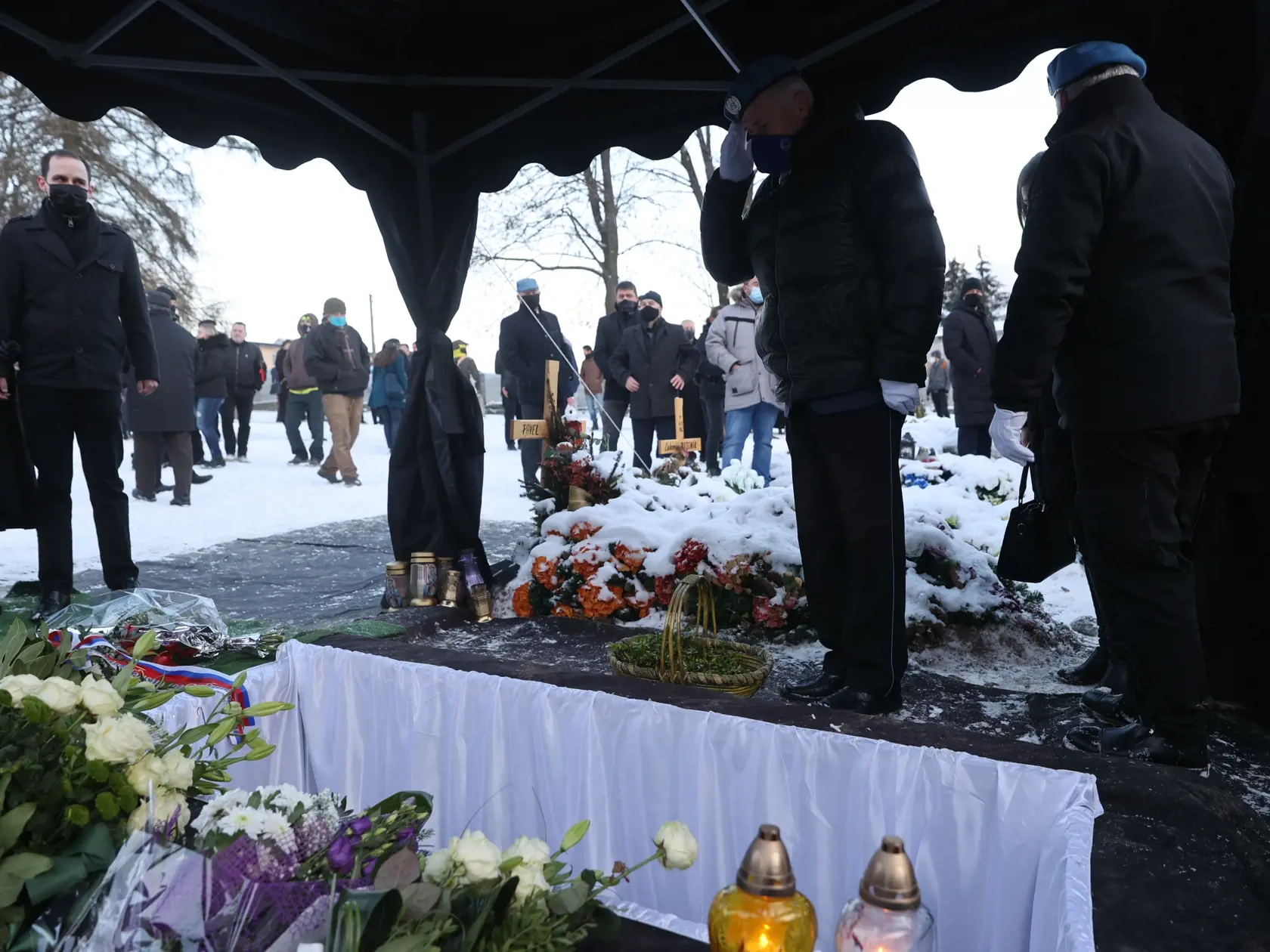 V záplave kvetov: Takto odišiel policajný exprezident Milan Lučanský.