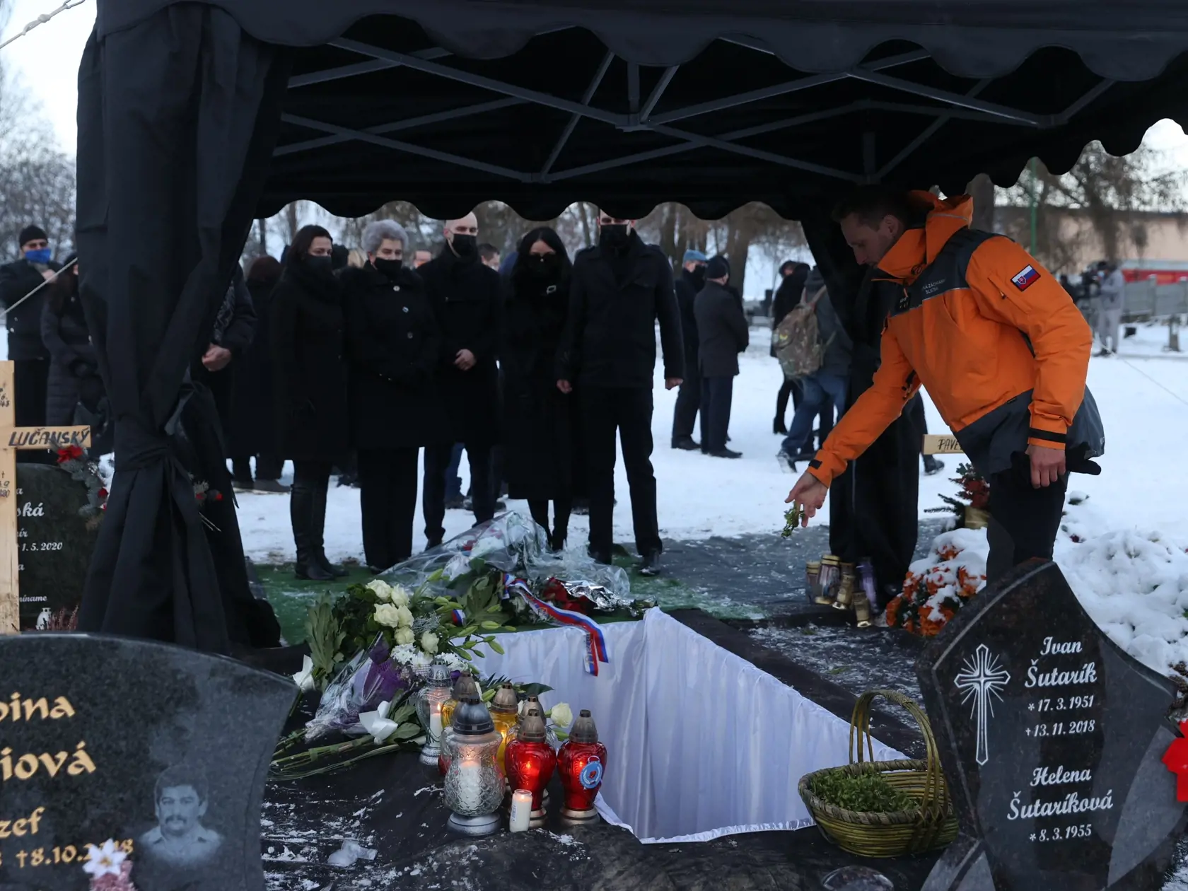 V záplave kvetov: Takto odišiel policajný exprezident Milan Lučanský.