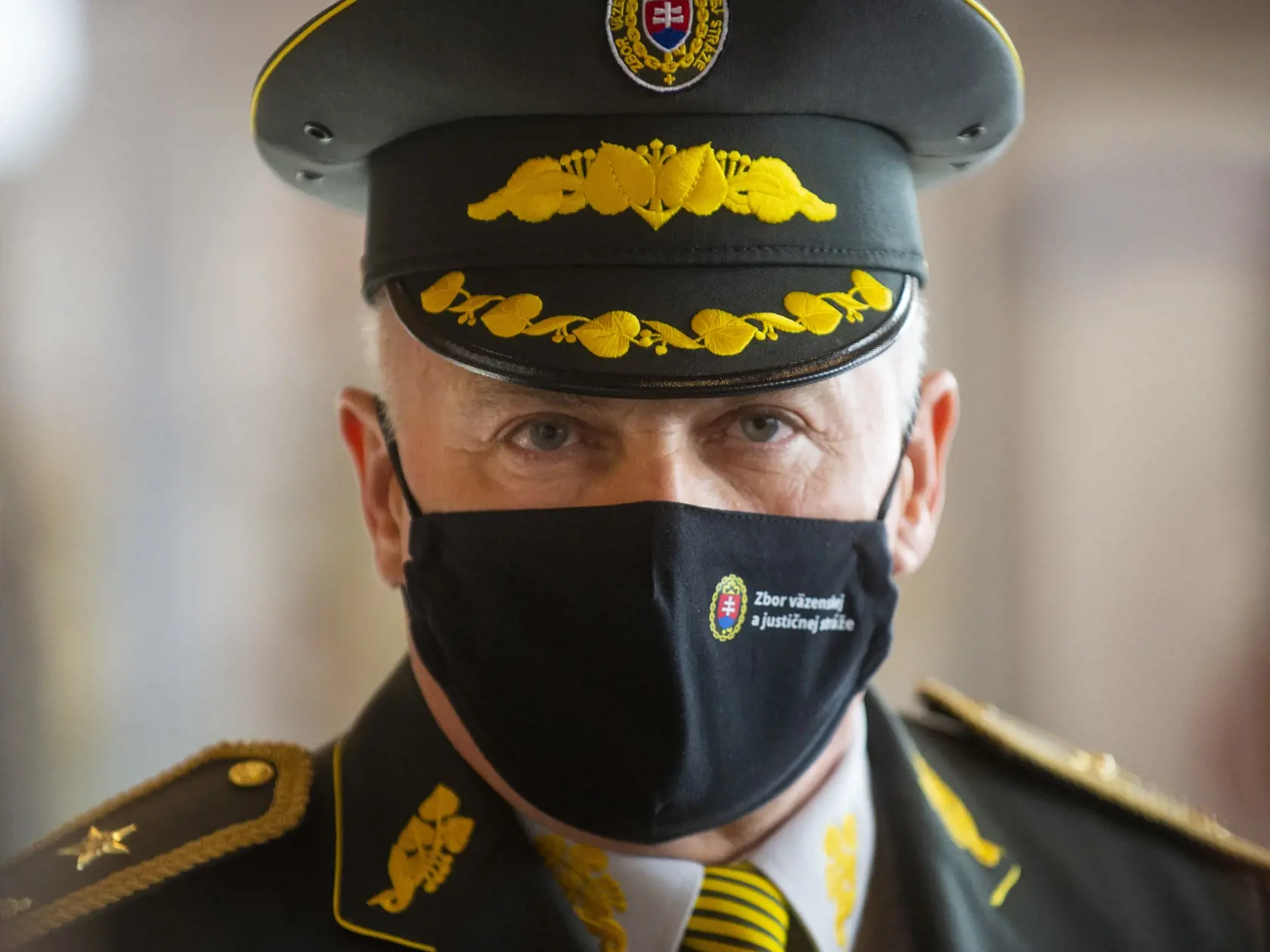 Na snímke odchádzajúci šéf Zboru väzenskej a justičnej stráže (ZVJS) Milan Ivan pred začatím rokovania Výboru NR SR pre obranu a bezpečnosti, ktorý zasadá k okolnostiam zranenia a úmrtia bývalého policajného prezidenta Milana Lučanského  7. januára 2020 v Bratislave. FOTO TASR - Jakub Kotian