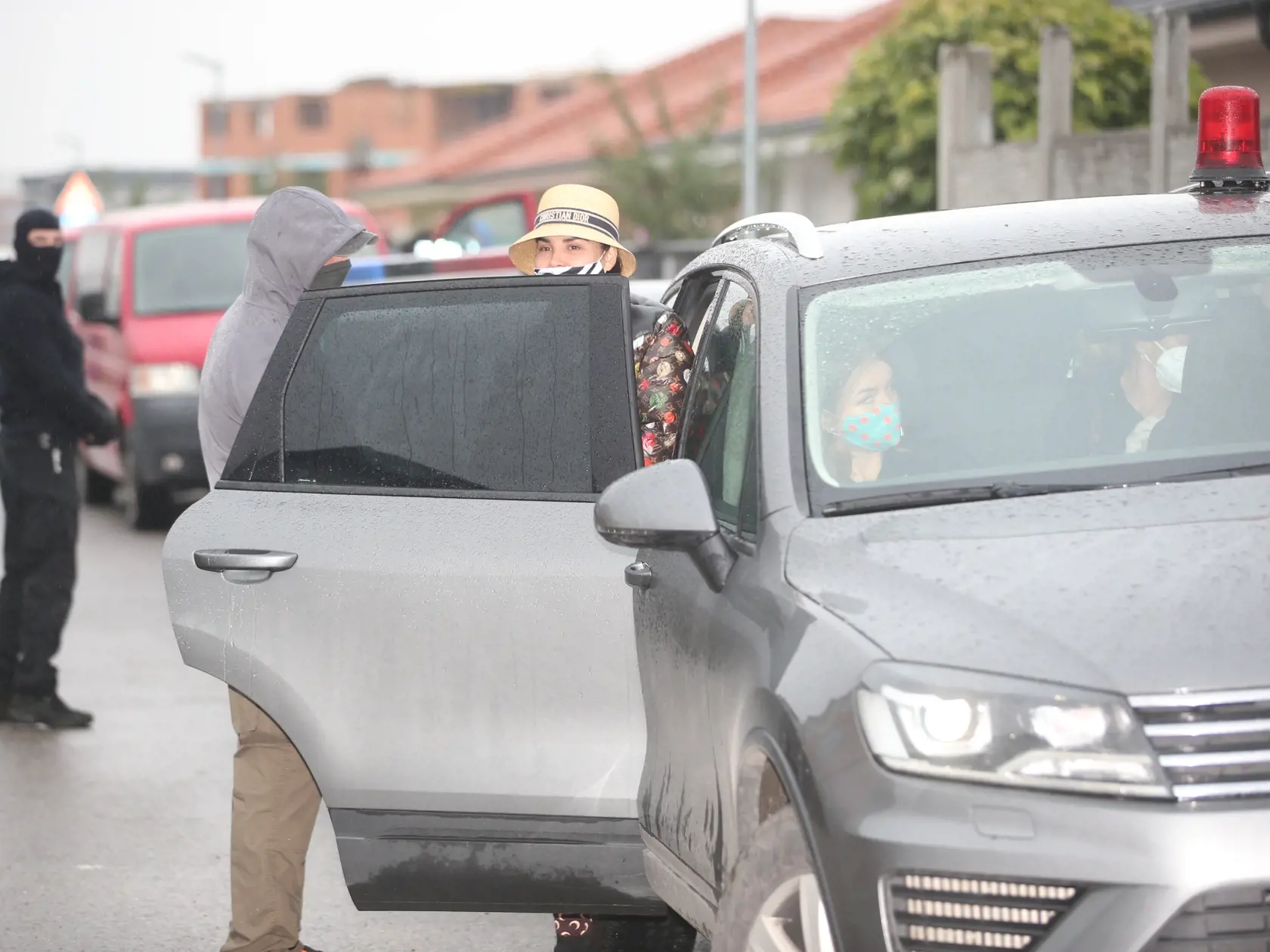 Zuzanu Plačkovú doviezlo do jej domu v Miloslavove policajné auto.