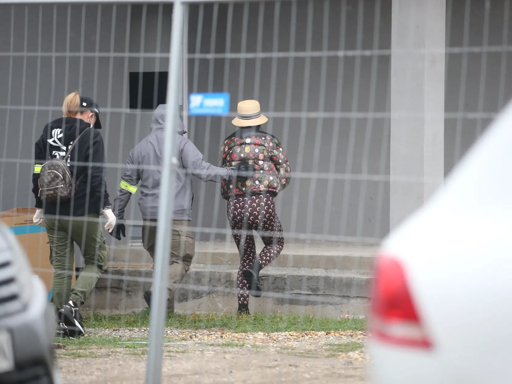 Zuzanu Plačkovú doviezlo do jej domu v Miloslavove policajné auto.