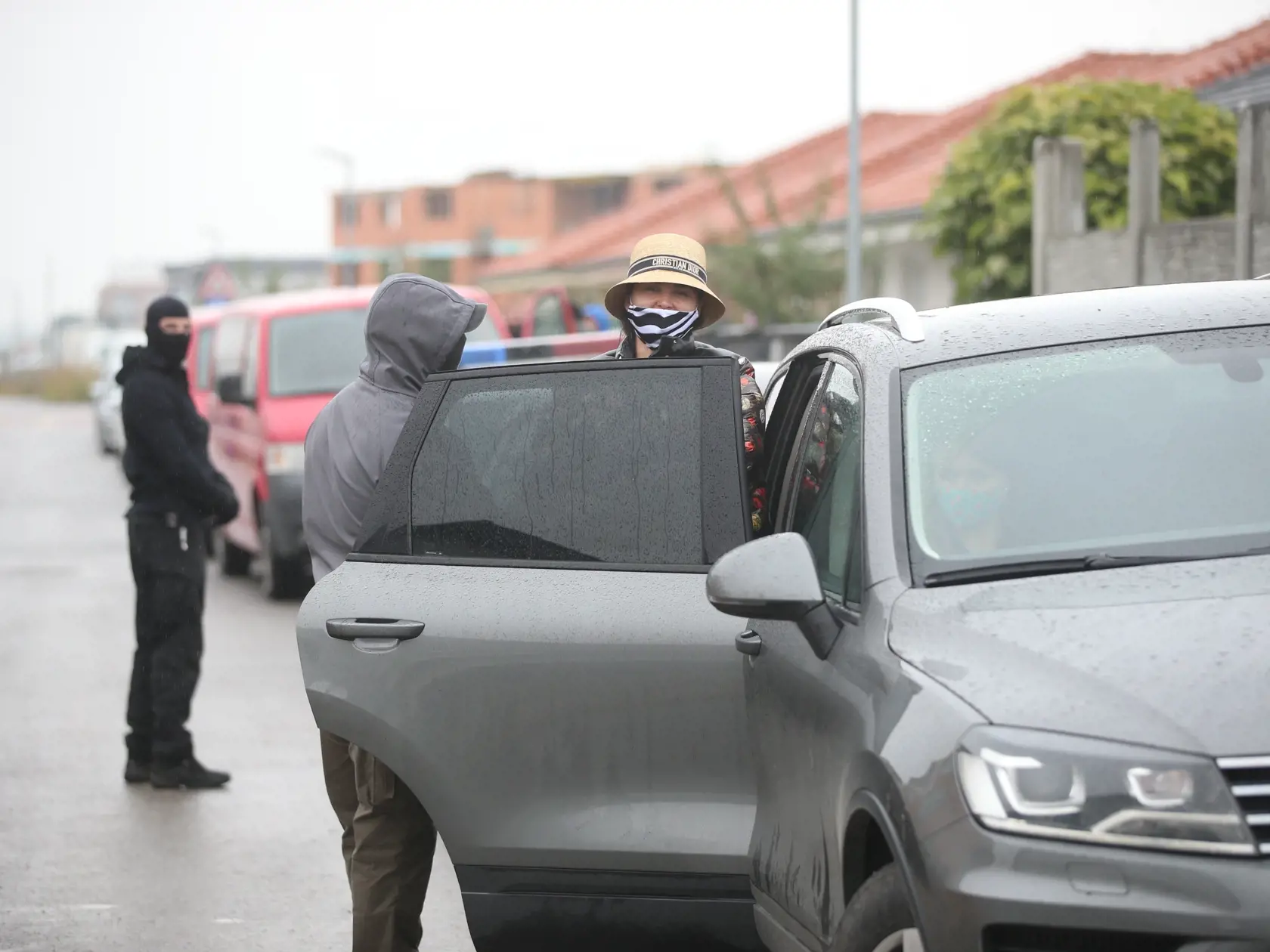 Zuzanu Plačkovú doviezlo do jej domu v Miloslavove policajné auto.