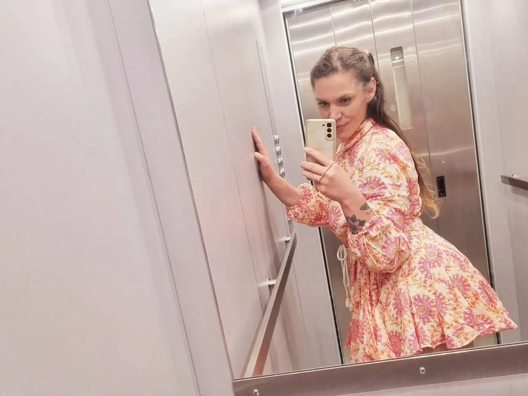 Krásna mladá žena leží vo vážnom stave v nemocnici.