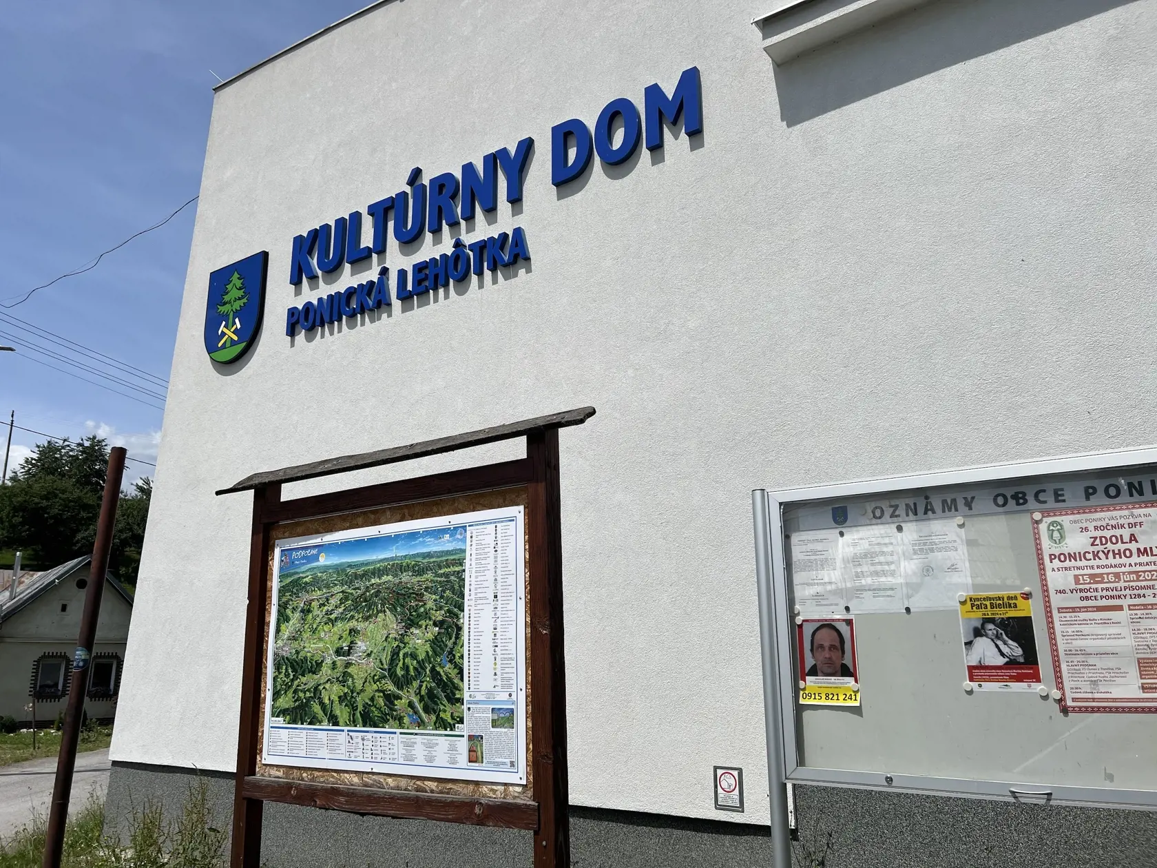 Starostka poukazuje aj na ďalší problém - kompostoviská biologicko-rozložiteľného kuchynského odpadu v záhradách rodinných domov. “Ministerstvo životného prostredia nám prikázalo, aby ich mali rodinné domy v záhradách. No aj tie môžu lákať medvede. Keď sme občanom zadali, aby si kompostoviská povinne zabezpečili, mnohí to z tohto dôvodu odmietli. Pred dvomi rokmi som to načrtla aj vtedajšiemu ministrovi,” vysvetľuje.