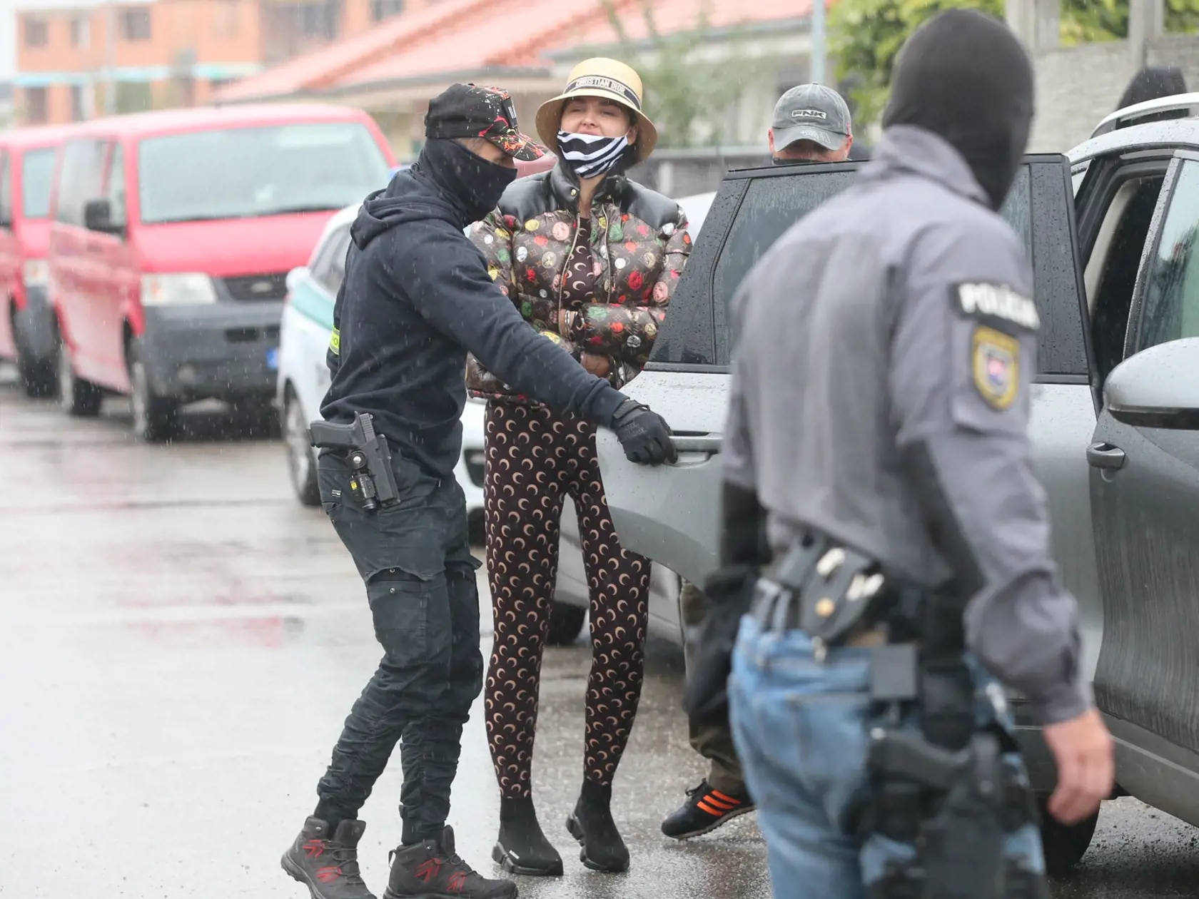 Po prehliadke ich domu Plačkovú a jej manžela opäť polícia odviezla preč.
