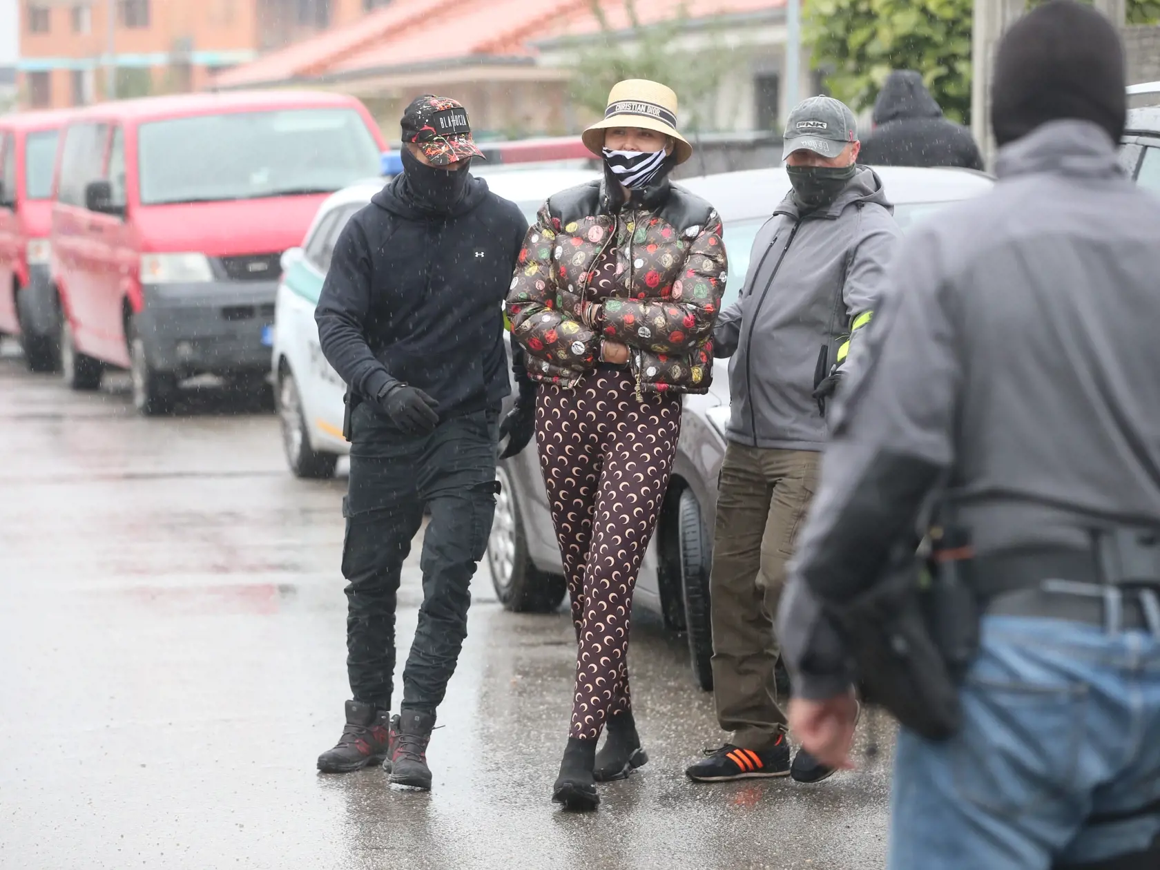 Po prehliadke ich domu Plačkovú a jej manžela opäť polícia odviezla preč.