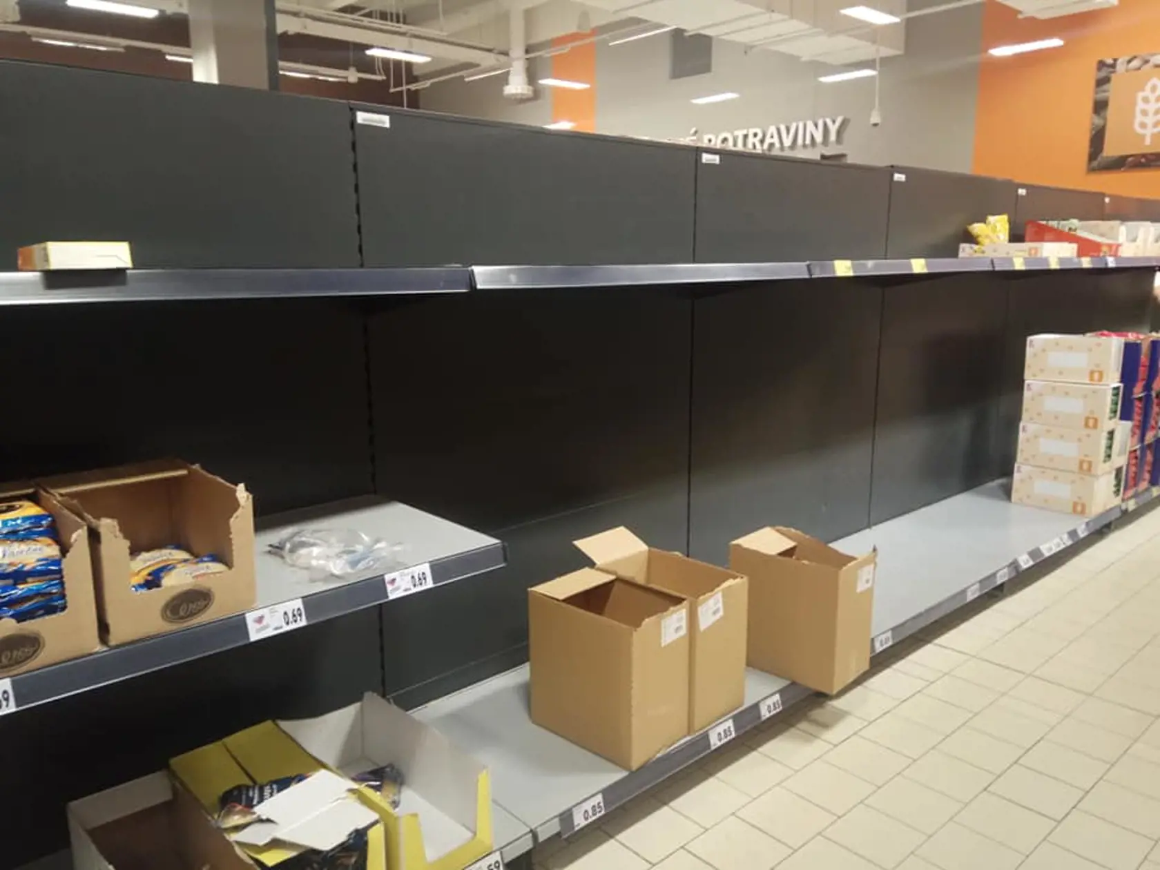 V našich obchodoch hrozia prázdne pulty. Pandémia aj vysoké ceny energií spôsobili, že viacerým výrobcom potravín hrozí kolaps.