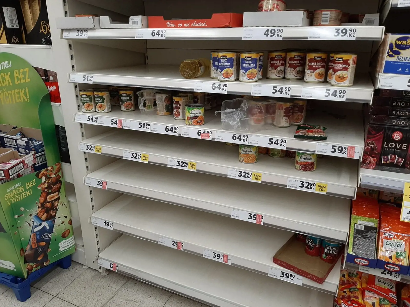 Ľudia sa z obáv pre nedostatok potravín či karantény vo veľkom zásobovali aj na začiatku pandémie.
