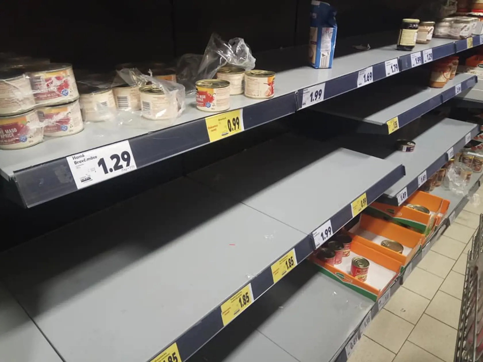 V našich obchodoch hrozia prázdne pulty. Pandémia aj vysoké ceny energií spôsobili, že viacerým výrobcom potravín hrozí kolaps.
