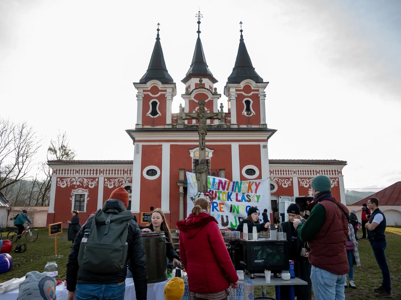 Na snímke atmosféra z akcie, dole podávajú nápoje počas 9. ročníka charitatívnej akcie Valentínsky skutok lásky pre ľudí v núdzi, ktorý organizuje občianske združenie Podaj ďalej Prešov. V Prešove, 25. februára 2024. FOTO TASR - Veronika Mihaliková