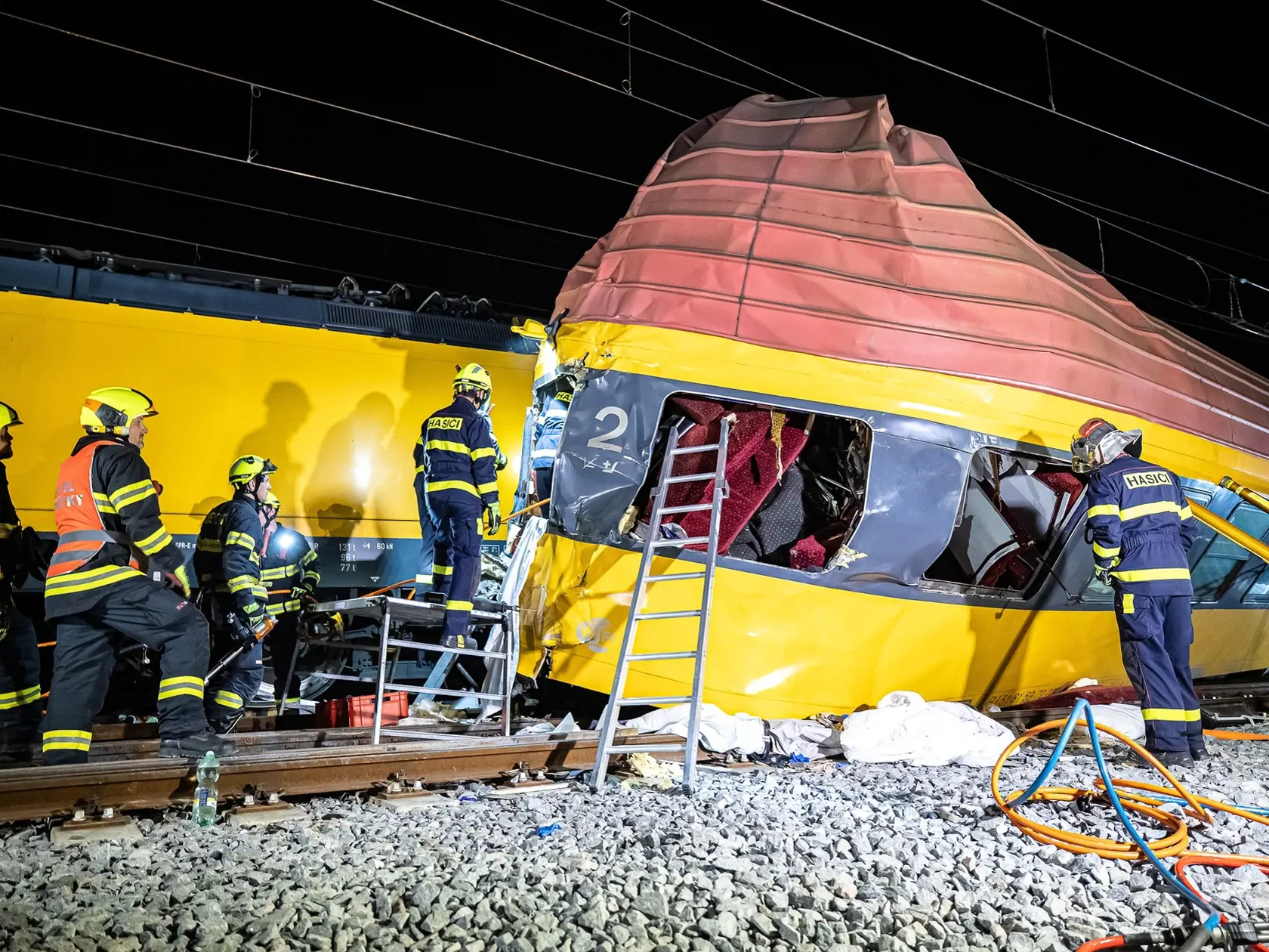 V Pardubiciach sa zrazil rýchlik s nákladným vlakom, zomreli 4 ľudia.