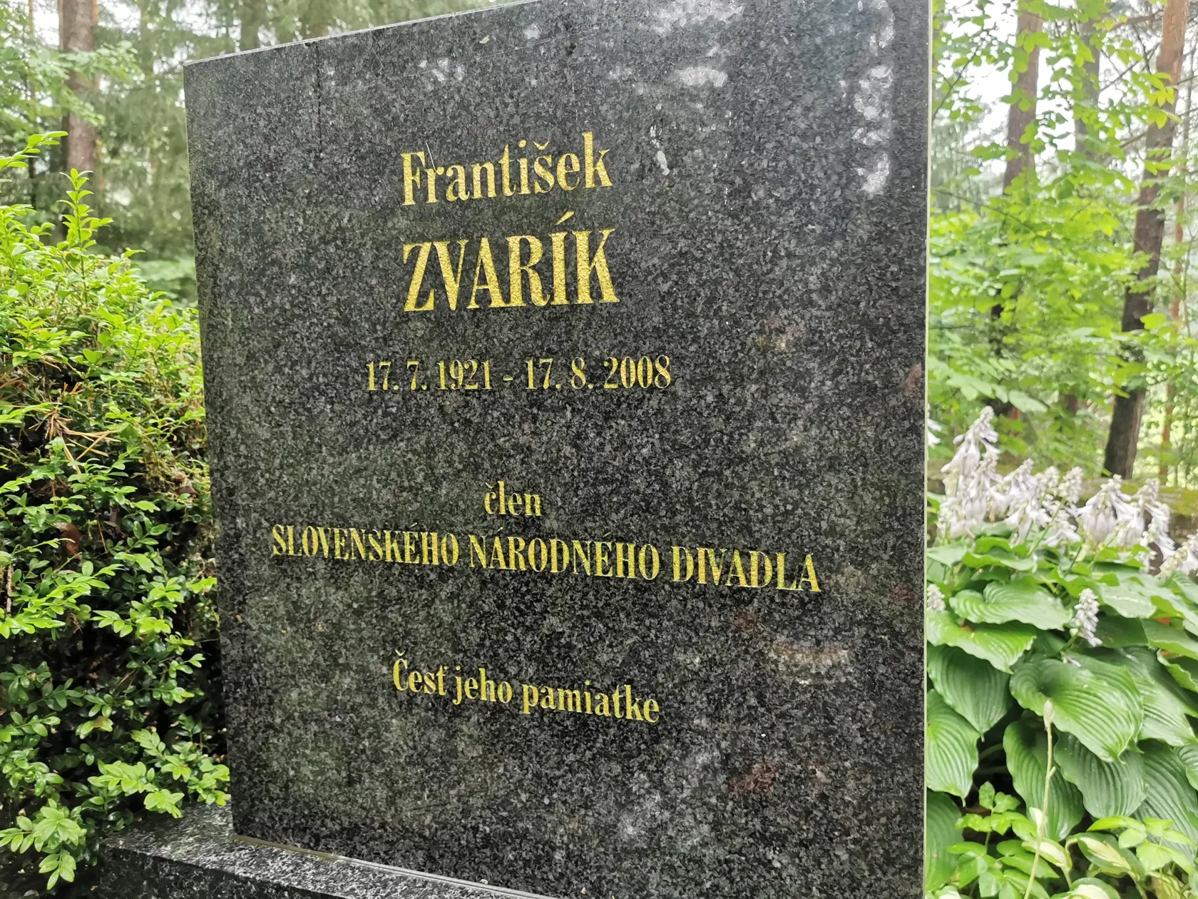 Málokto tuší, že slávny slovenský herec František Zvarík (1921-2008) je pochovaný na maličkom rodinnom cintoríne vo Folkušovej pri Martine.