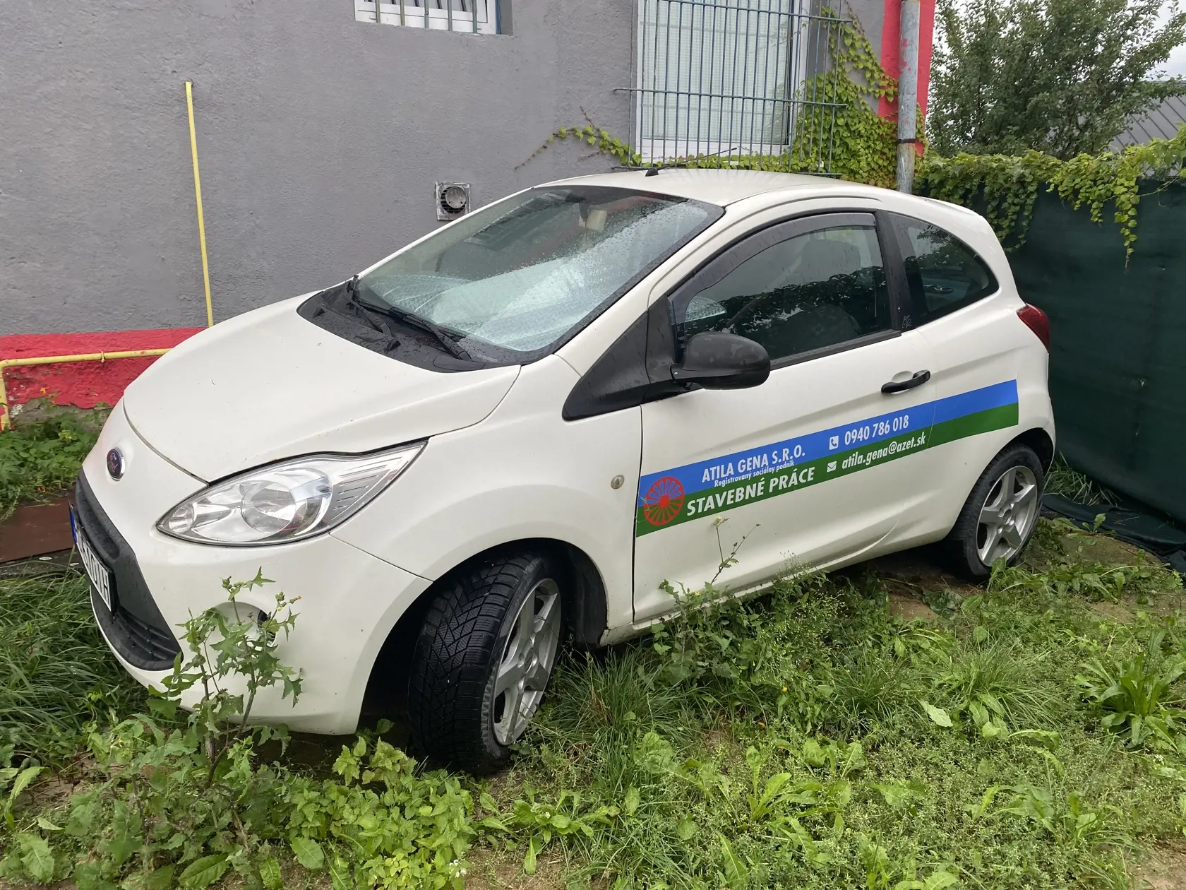 V obci po Atillovi Géňovi zostalo viacero áut s polepmi s jeho menom.