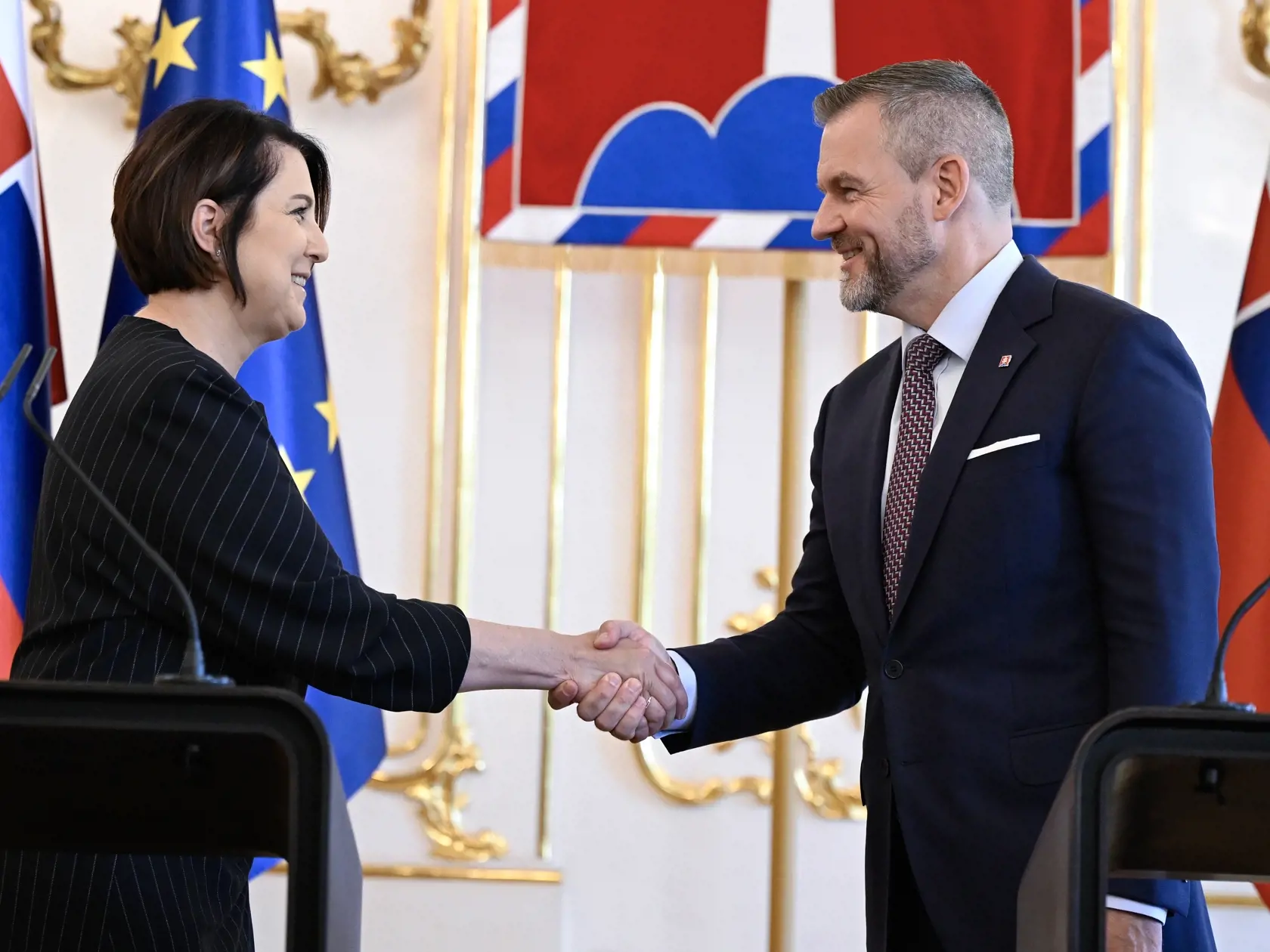 Na snímke vpravo prezident SR Peter Pellegrini a vľavo predsedníčka Súdnej rady SR Marcela Kosová po vyhlásení pre médiá po stretnutí v Prezidentskom paláci 15. júla 2024 v Bratislave. FOTO TASR - Pavel Neubauer