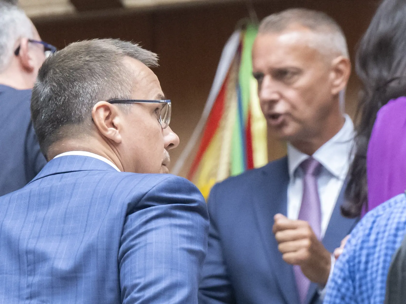 Zľava minister práce, sociálnych vecí a rodiny SR Erik Tomáš a minister investícií, regionálneho rozvoja a informatizácie SR (obaja Hlas) prichádzajú na 45. schôdzu vlády SR 21. augusta 2024 v Bratislave. 