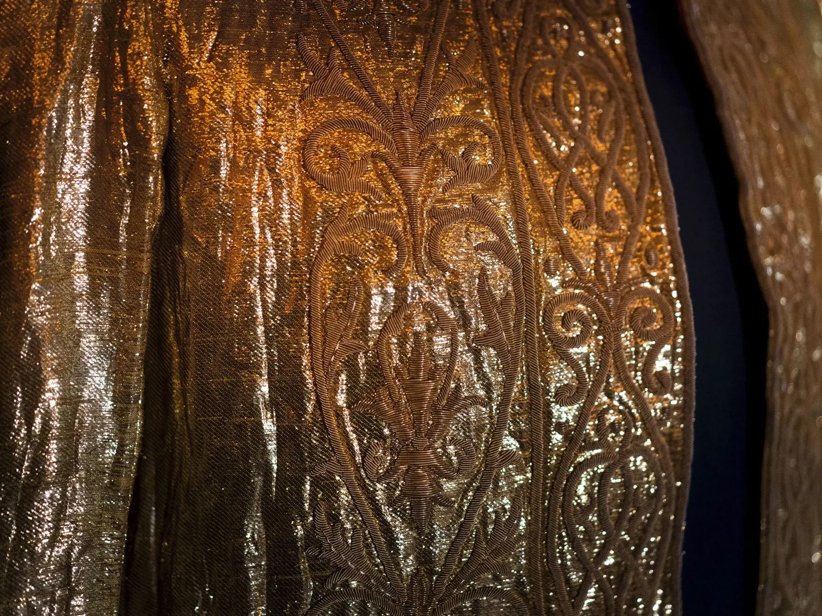 Na snímke vyšívaná zlatá tunika z roku 1911, ktorú bude mať na sebe oblečenú britský kráľ Charles III. počas pomazania, je vystavená v Buckinghamskom paláci 26. apríla 2023 v Londýne.
