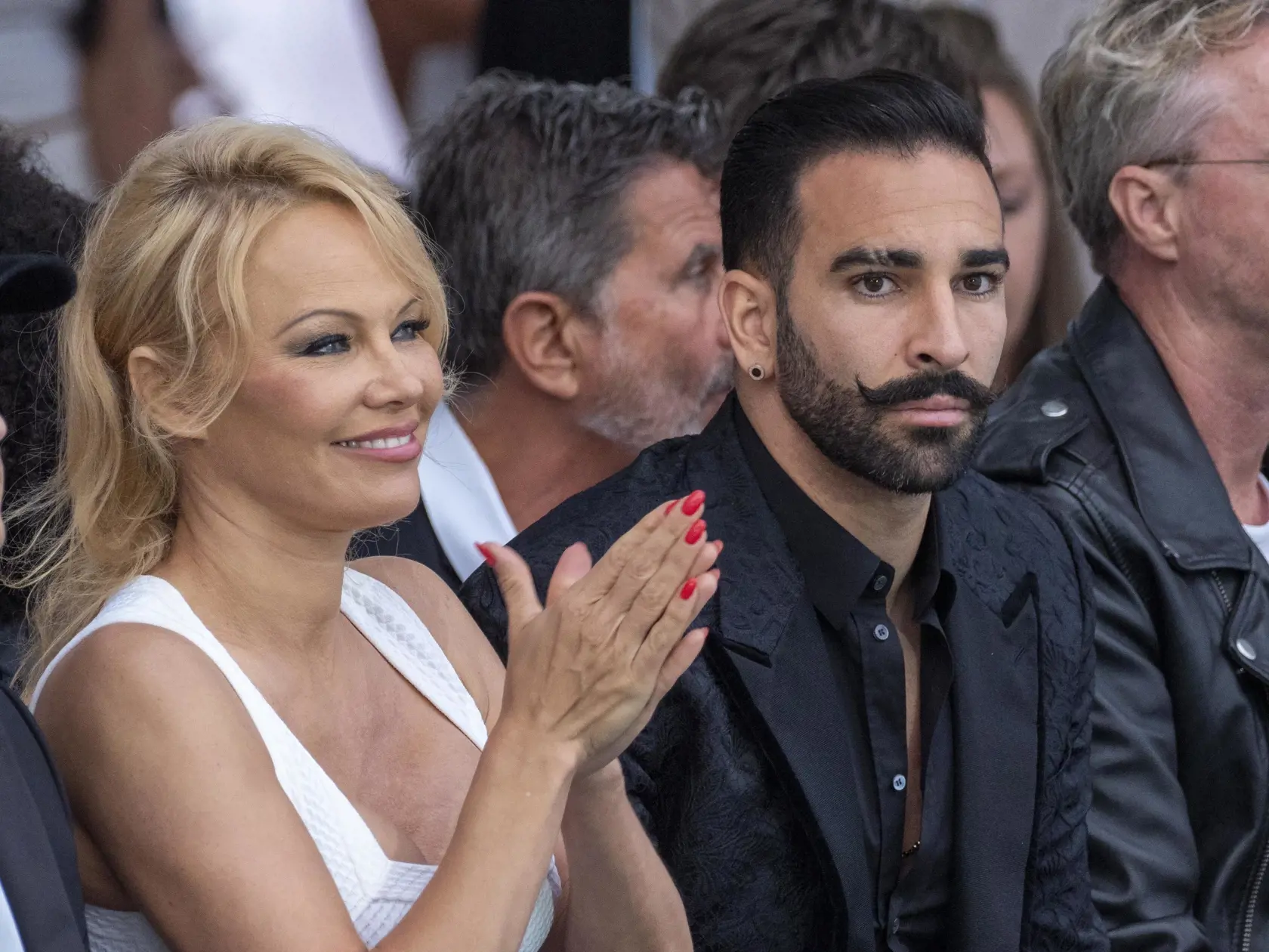 Pamela Anderson a Adil Rami tvorili pár dva roky. Francúzsky futbalista to však hral na dve strany.