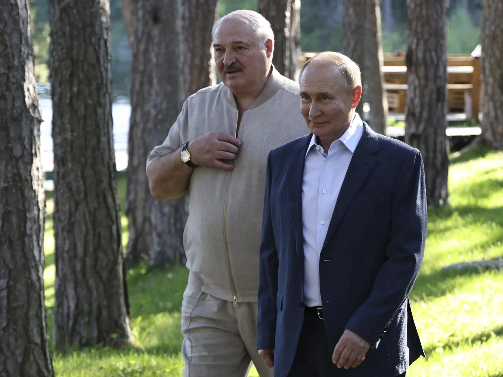 EBE 8 Svetlij - Ruský prezident Vladimir Putin (vpravo) a bieloruský prezident Alexander Lukašenko kráčajú spolu v piatok 26. júla 2024 počas návštevy kaplnky Valaamskej ikony Matky Božej na ostrove Svetlij v Ladožskom jazere v ruskej Karelskej republike. FOTO TASR/AP

Russian President Vladimir Putin, right, and Belarusian President Alexander Lukashenko walk during a visit to the Chapel of the Valaam Icon of the Mother of God on the Svetly Island in the Ladoga Lake, Republic of Karelia, Russia,
