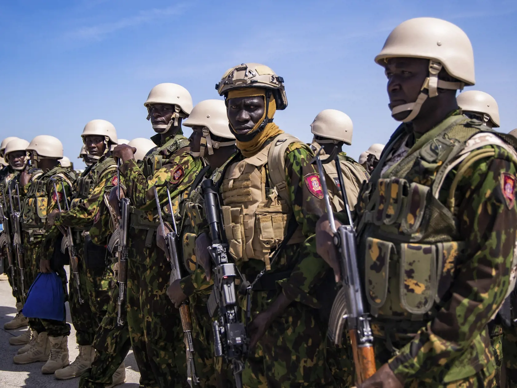 WA 44 Port-au-Prince - Na snímke kenskí policajti, ktorí prileteli do haitskej metropoly Port-au-Prince v utorok 25. júna 2024. Štyristo policajtov z Kene pricestovalo v utorok na Haiti, aby tam spustili mierovú misiu v snahe potlačiť násilie gangov. Deje sa tak práve v čase, keď Keňa prežíva vlastnú krízu v súvislosti s násilnými protestmi. FOTO TASR/AP

Police from Kenya stand on the tarmac of the Toussaint Louverture International Airport after landing in Port-au-Prince, Haiti, Tuesday, June 