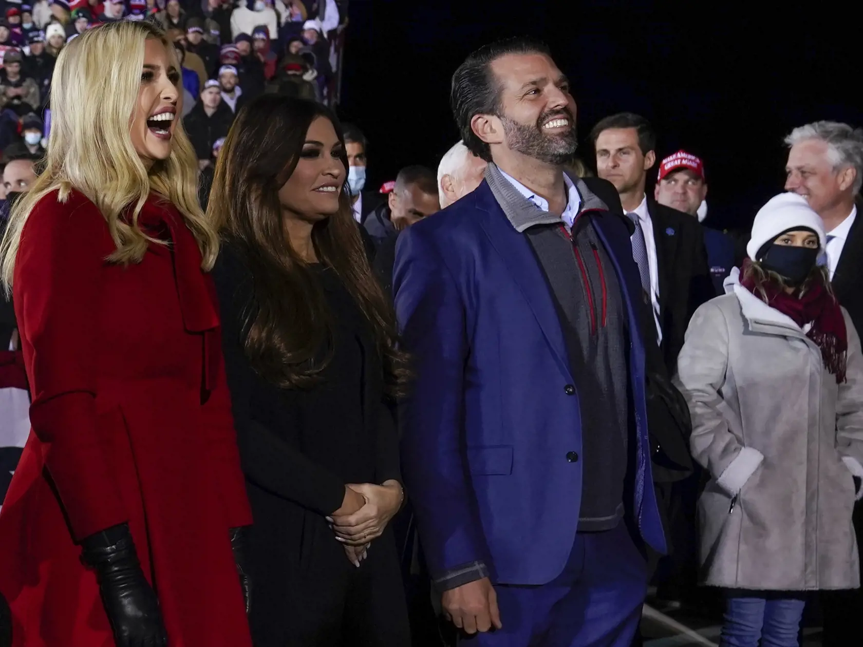 JB 26 Grand Rapids - Ivanka Trumpová (vľavo), Donald Trump Jr. (vpravo) a jeho priateľka Kimberly Guilfoyleová (uprostred) počúvajú prejav amerického prezidenta Donalda Trumpa na predvolebnom zhromaždení v meste Grand Rapids, v americkom štáte Michigan 3. novembra 2020. FOTO TASR/AP

Ivanka Trump, Donald Trump Jr., and his girlfriend Kimberly Guilfoyle, listen as President Donald Trump speaks at a campaign rally at Gerald R. Ford International Airport, early Tuesday, Nov. 3, 2020, in Grand Rapid
