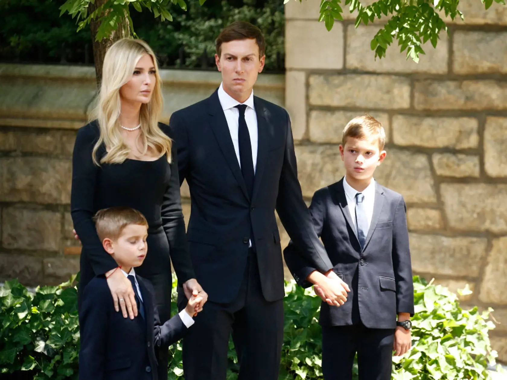 Ivanka Trump na pohrebe svojej matky v New Yorku, pri nej jej manžel Jared Kushner a synovia.