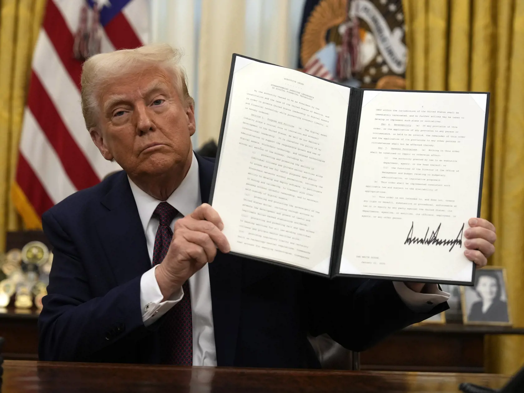 Americký prezident Donald Trump už úraduje! V Oválnej pracovni Bieleho domu už podpísal desiatky kontroverzných výkonných nariadení.