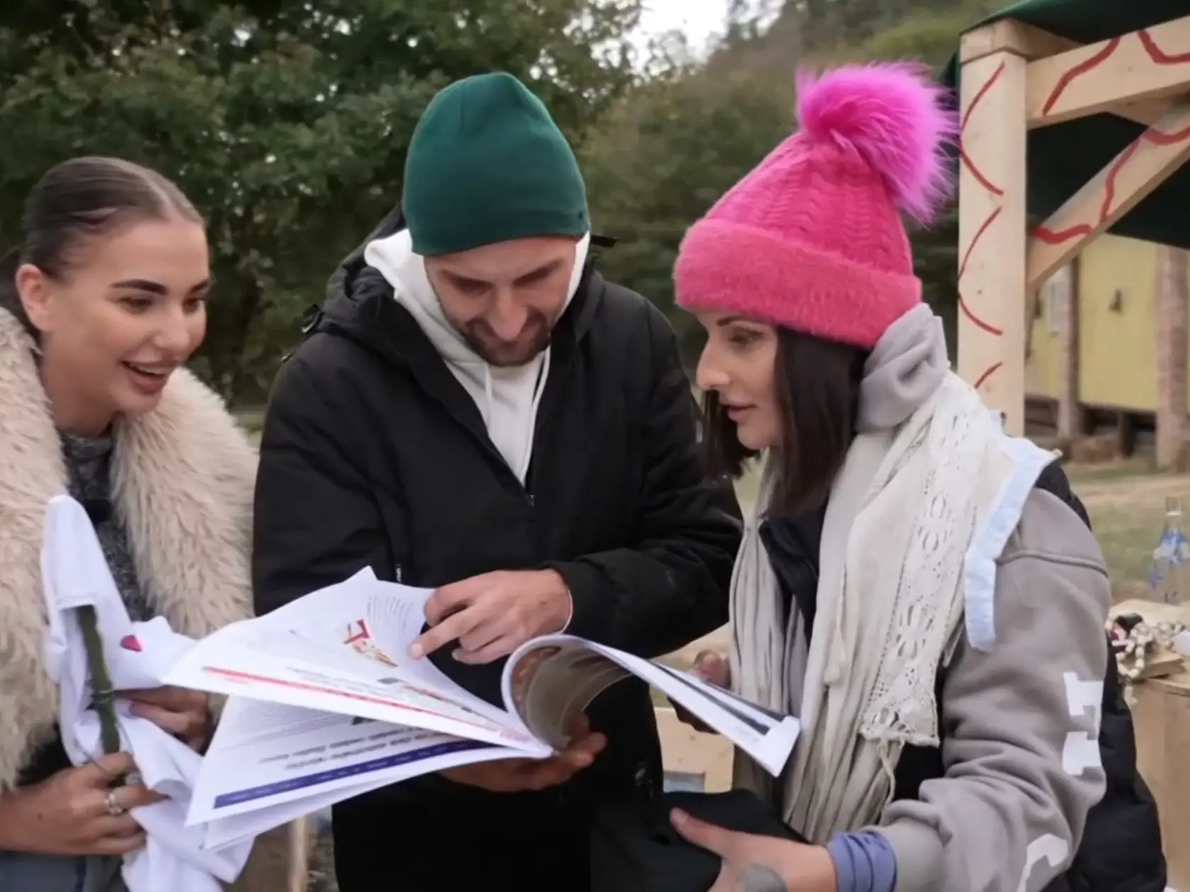 Lenka, Andrej a Kaja si s údivom čítali, čo všetko sa o nich popísalo. 