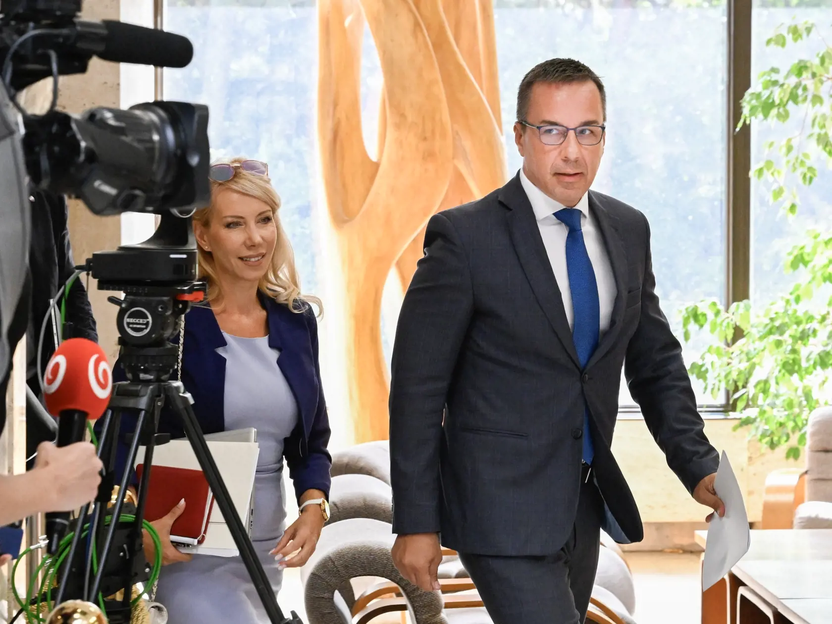 Na snímke minister práce, sociálnych vecí a rodiny SR Erik Tomáš prichádza na 48. rokovanie vlády SR v Bratislave 11. septembra 2024. FOTO TASR - Pavel Neubauer
