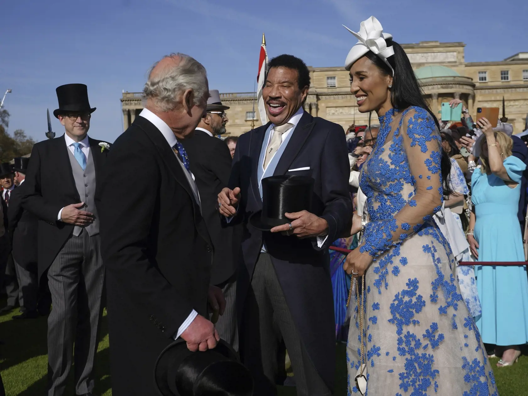 Na snímke zľava britský kráľ Karol III., americký spevák Lionel Richie a Lisa Parigi počas kráľovského záhradného večierku pri príležitosti osláv korunovácie 3. mája 2023 v Buckinghamskom paláci v Londýne. Korunovácia Karola III. vo Westminsterskom opátstve sa bude konať 6. mája a zúčastnia sa na nej predstavitelia mnohých krajín sveta.