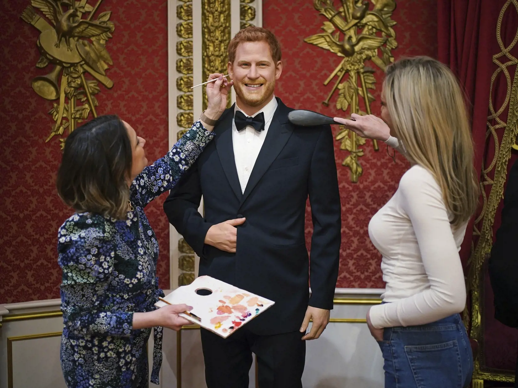 Jo Kinseyová (vľavo) a Claire Parkesová robia posledné úpravy na voskovej figuríne britského princa Harryho v múzeu voskových figurín Madame Tussauds v Londýne 26. apríla 2023. Korunovácia Karola III. vo Westminsterskom opátstve sa bude konať 6. mája a zúčastnia sa na nej predstavitelia mnohých krajín sveta.