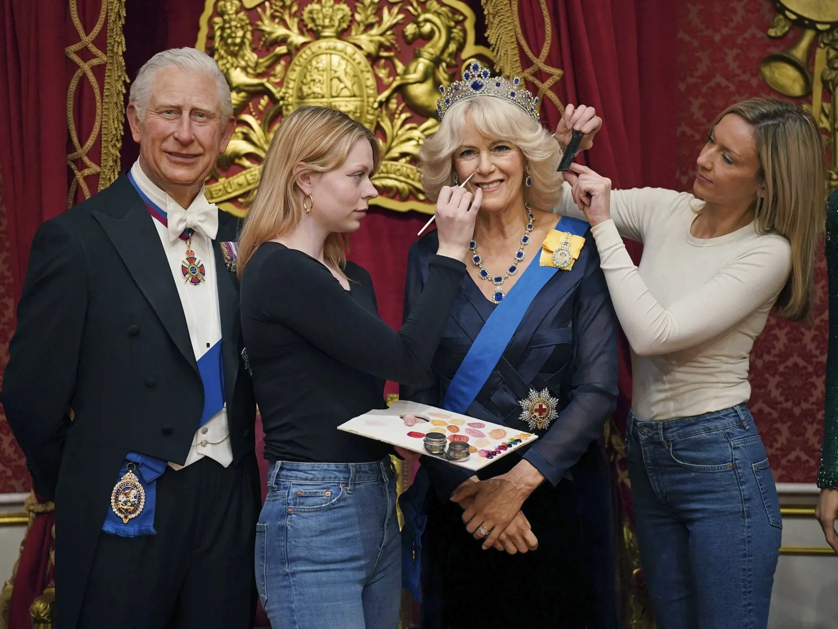 Sophie Greenawayová (druhá vľavo) a Claire Parkesová robia posledné úpravy na voskovej figuríne britskej kráľovnej manželky Kamily  v múzeu voskových figurín Madame Tussauds v Londýne 26. apríla 2023. Korunovácia Karola III. vo Westminsterskom opátstve sa bude konať 6. mája a zúčastnia sa na nej predstavitelia mnohých krajín sveta.