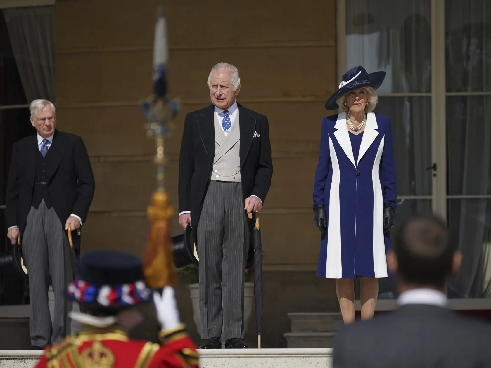 Na snímke britský kráľ Karol III. a britská kráľovná manželka Kamila počas kráľovského záhradného večierku pri príležitosti osláv korunovácie 3. mája 2023 v Buckinghamskom paláci v Londýne. Korunovácia Karola III. vo Westminsterskom opátstve sa bude konať 6. mája a zúčastnia sa na nej predstavitelia mnohých krajín sveta.