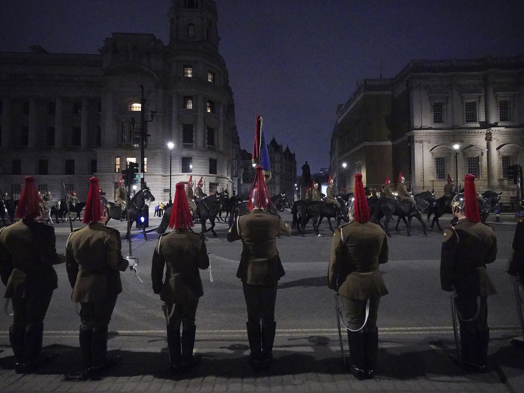 Príslušníci britskej armády  nacvičujú vojenský korunovačný sprievod v  Londýne v skorých ranných hodinách v utorok 18. apríla 2023. Korunovácia ich veličenstiev kráľa Karola III. a kráľovnej Kamily sa uskutoční 6. mája.