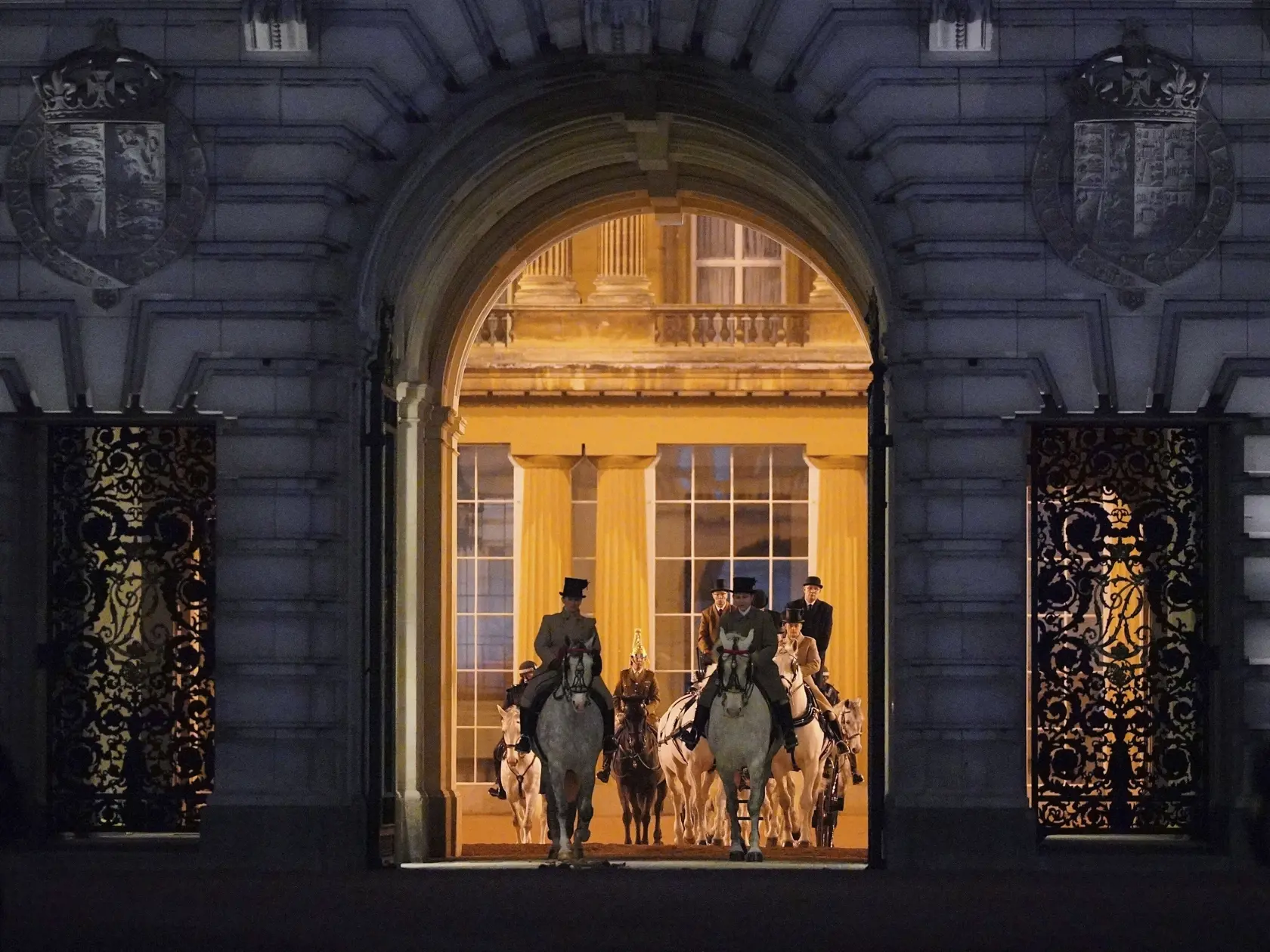 Príslušníci britskej armády  odchádzajú z Buckinghamského paláca počas nácviku vojenského korunovačného sprievodu v Londýne v skorých ranných hodinách v utorok 18. apríla 2023. Korunovácia ich veličenstiev kráľa Karola III. a kráľovnej Kamily sa uskutoční 6. mája.