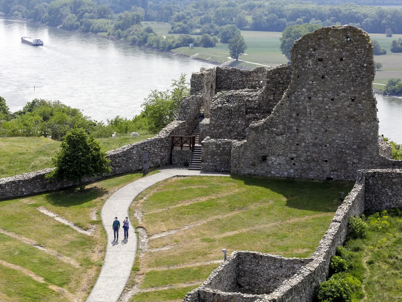 Hrad Devín sa nachádza nad sútokom riek Dunaj a Morava. Ide o zrúcaniny gotického hradu v rovnomennej mestskej časti Bratislavy. V okolí sú veľmi pekné prechádzky aj výlety bicyklom.