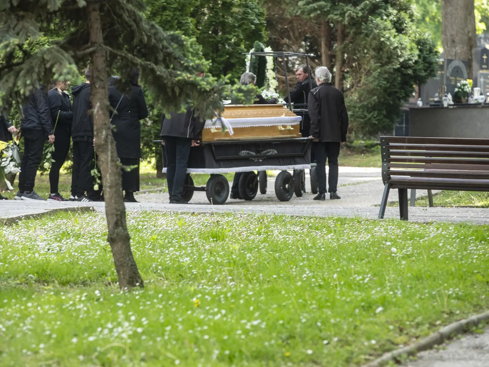 Na snímke je pohreb 19 ročného Samuela z vraždy ktorého je obvinený jeho otec. Pohreb sa konal v Hlohovci.