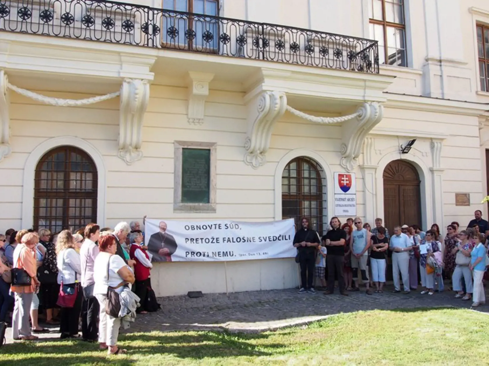 PRED KATEDRÁLOU: Na milovaného arcibiskupa ľudia nezabúdajú.