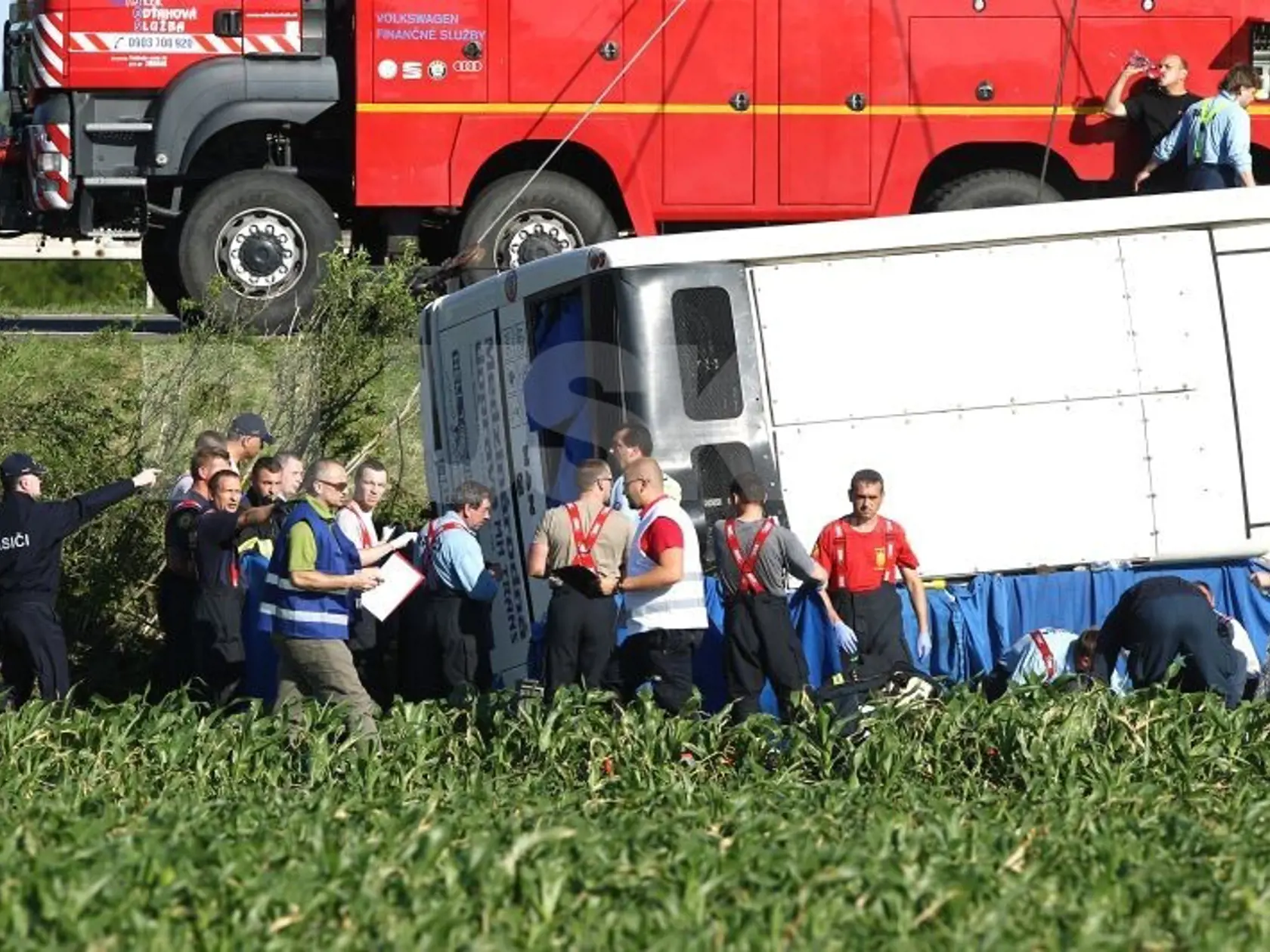 Tragédia na diaľnici D1: Vodič zišiel z cesty a s autobusom sa prevrátil.