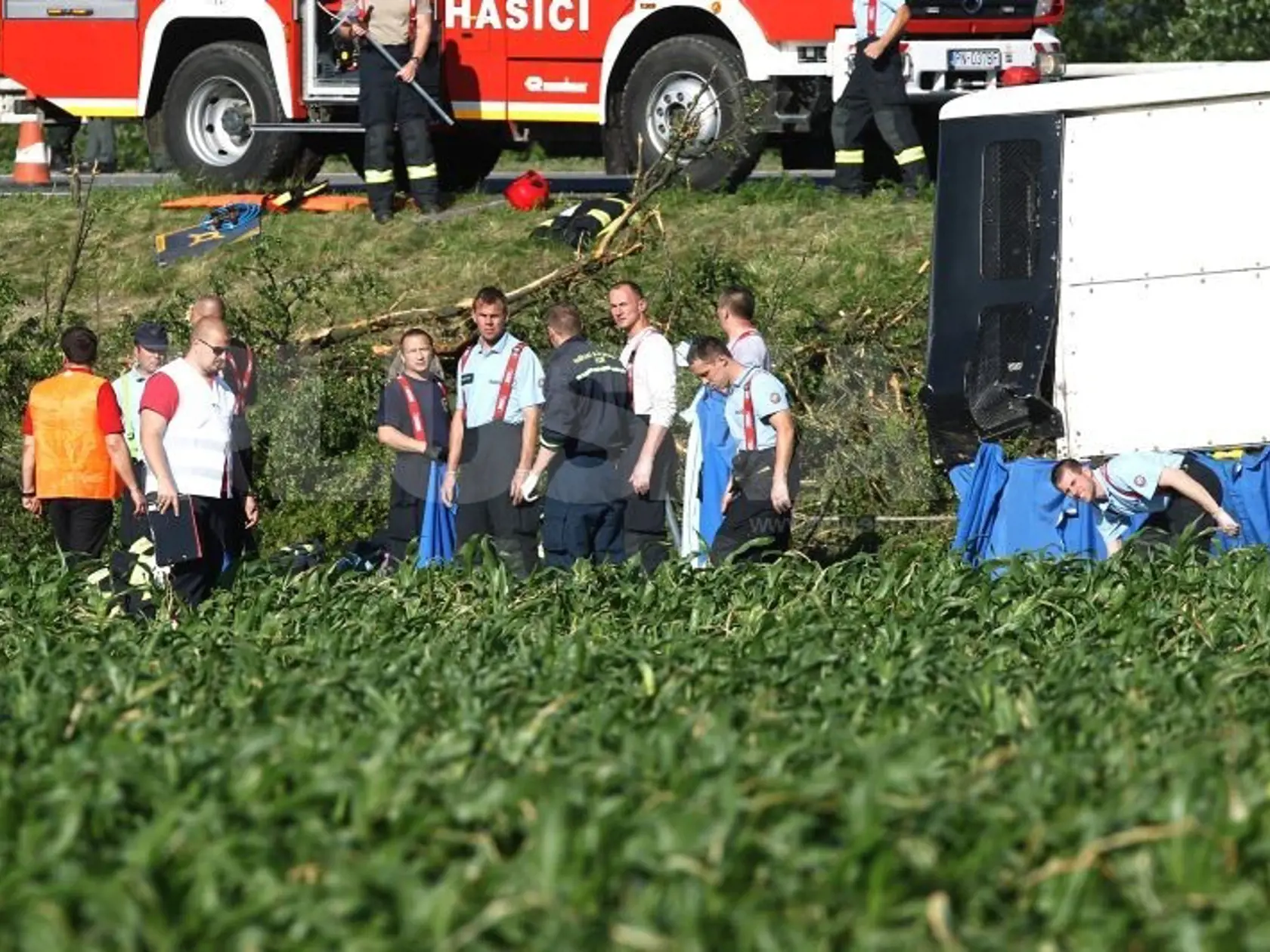Tragédia na diaľnici D1: Na miesto nehody prišli aj rodičia školákov.