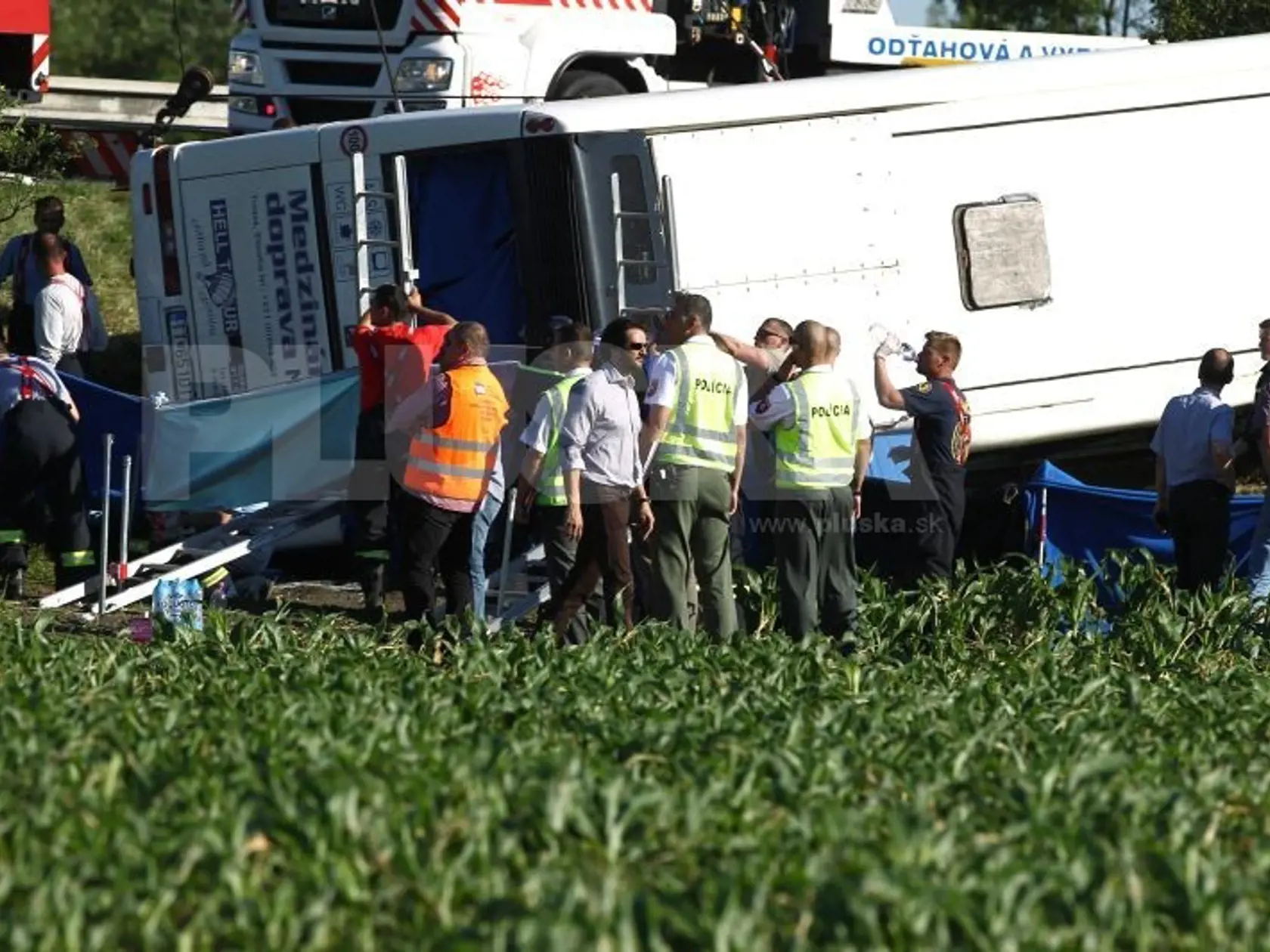 Tragédia na diaľnici D1: Pohľad na prevrátený autobus trhá srdce.