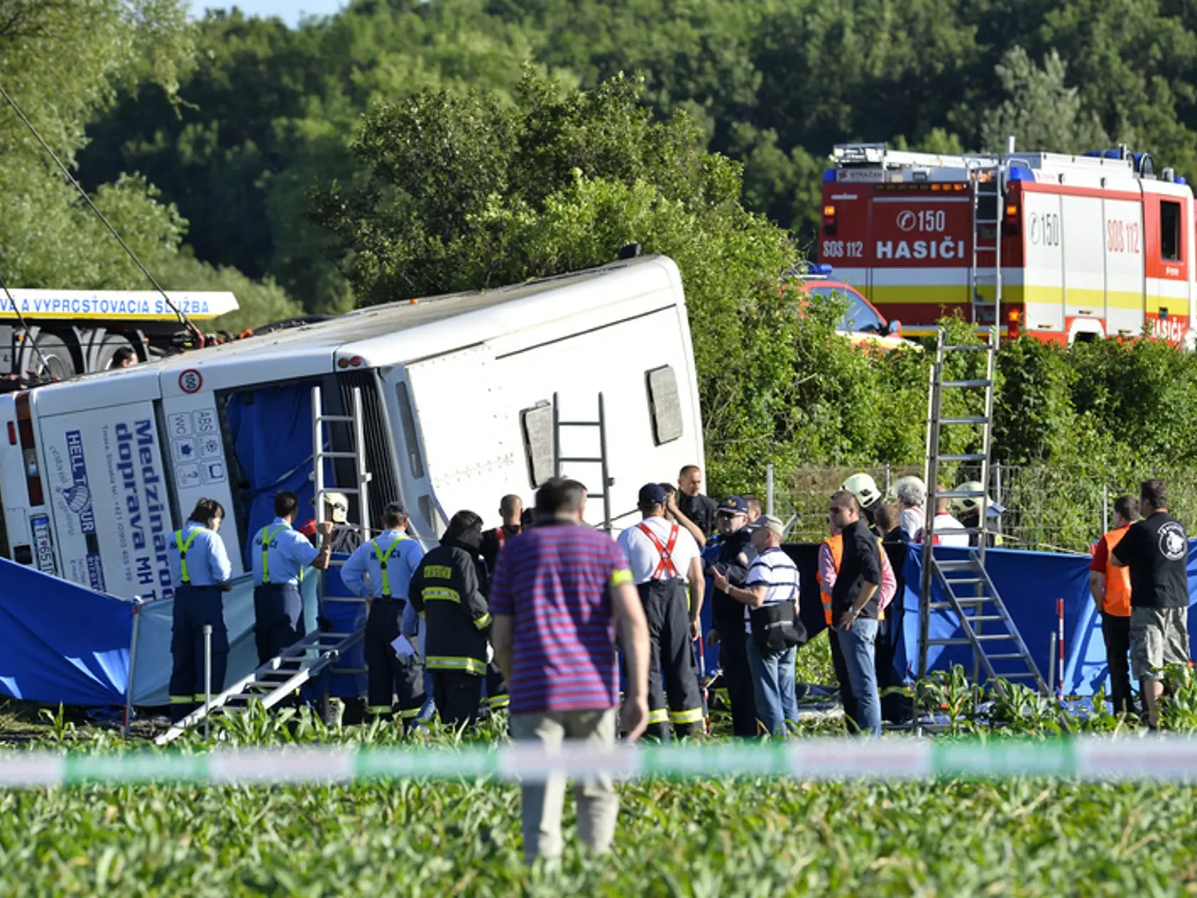 Autobus, ktorý viezol gymnazistov zo školského výletu, zišiel z diaľnice a prevrátil sa.
