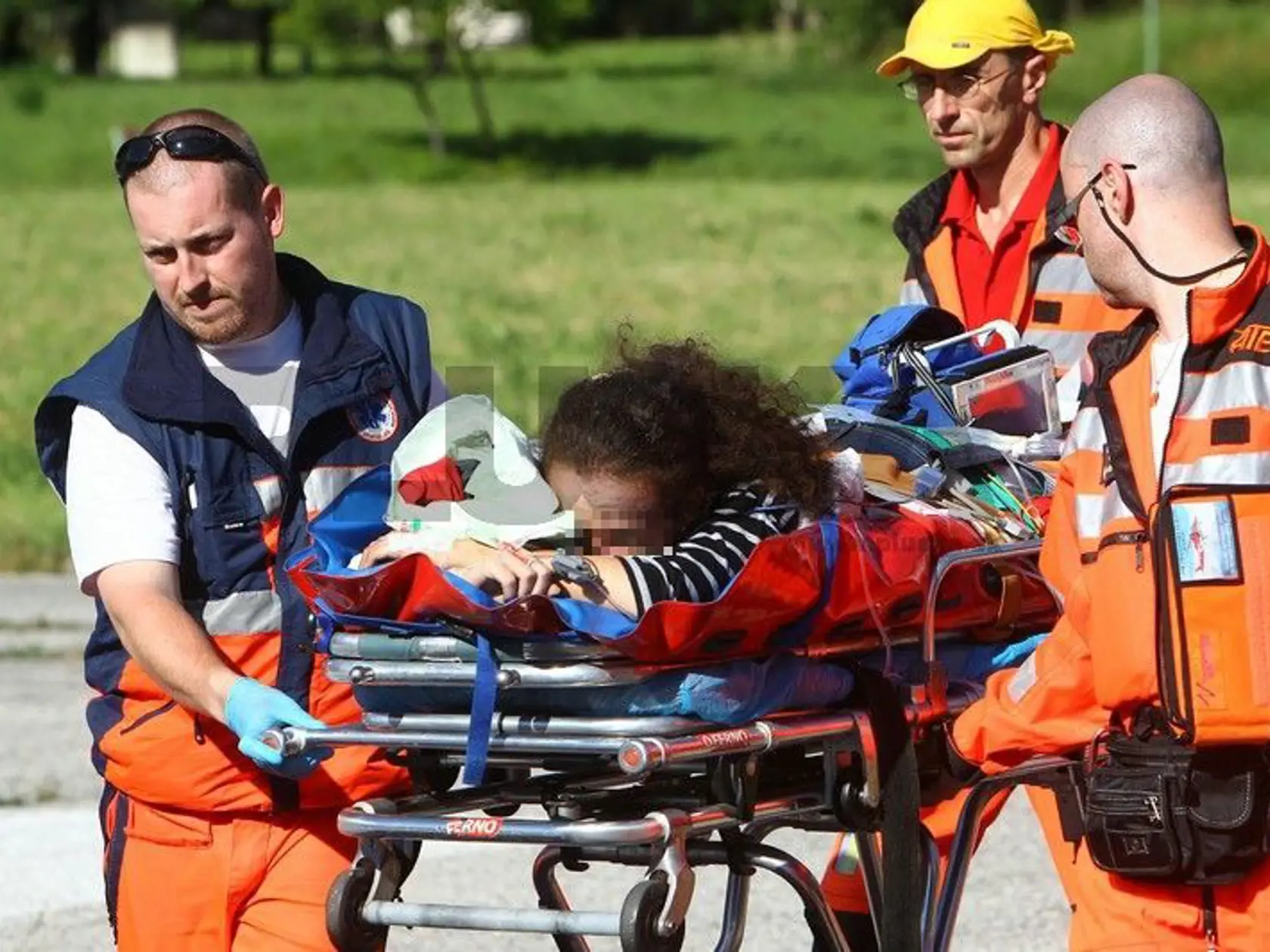 Pri tragickej nehode autobusu sa podľa informácií polície ťažko zranilo šesť osôb.