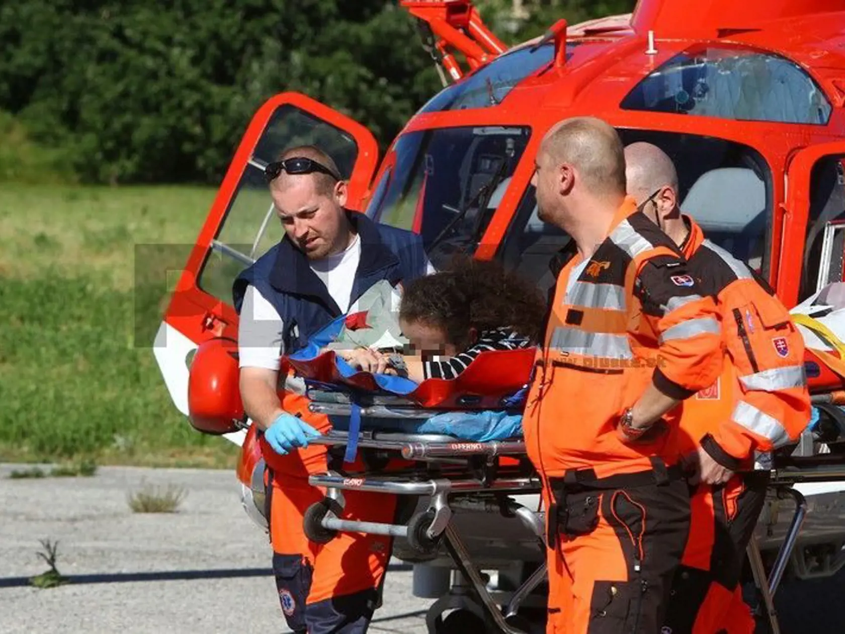 Pri nehode školského autobusu zahynuli štyri osoby, viaceré utrpeli vážnejšie zranenia.