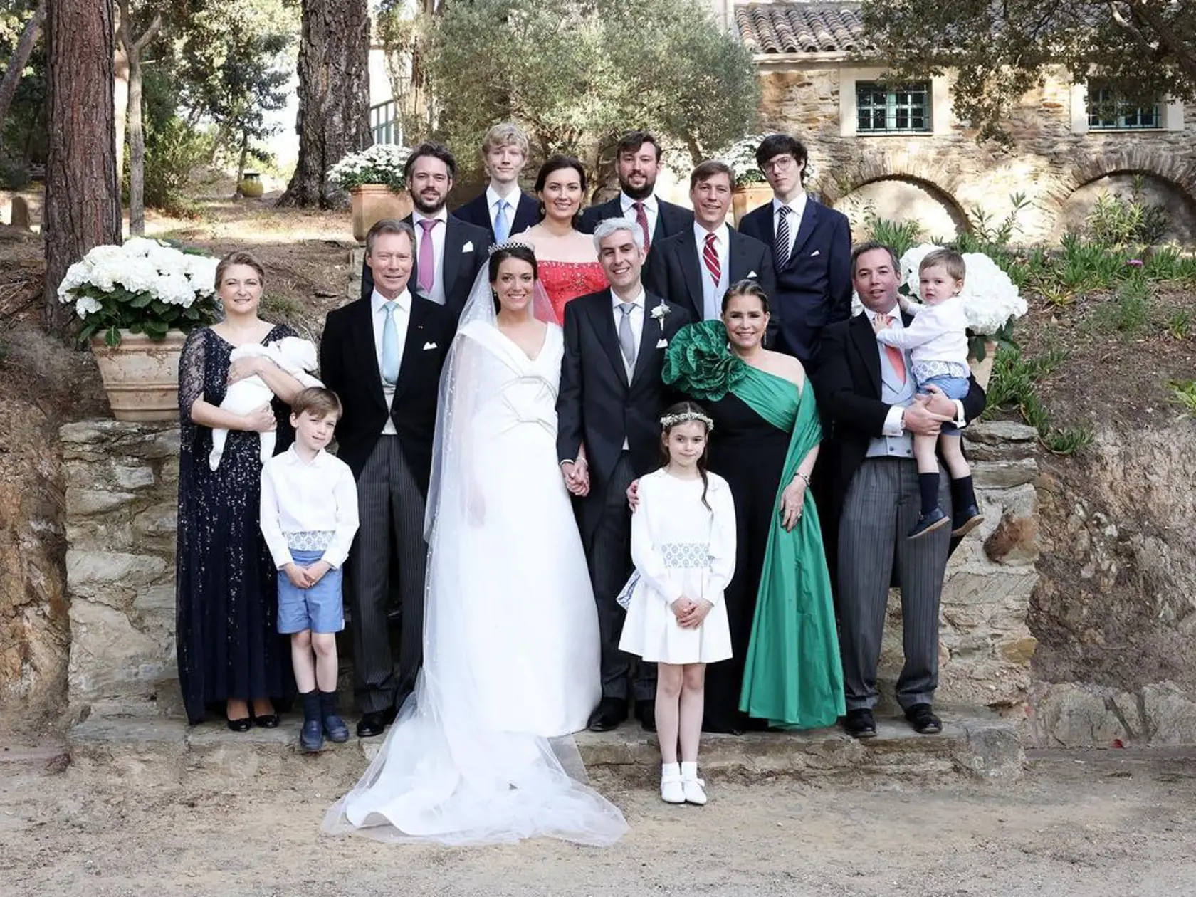 Princezná Alexandra prišla do malebného dedinského kostola v sprievode svojho otca a elegantne sa vynímala v saténových šatách, ktoré vytvoril návrhár Elie Saab, píše britský denník The Daily Mail.
