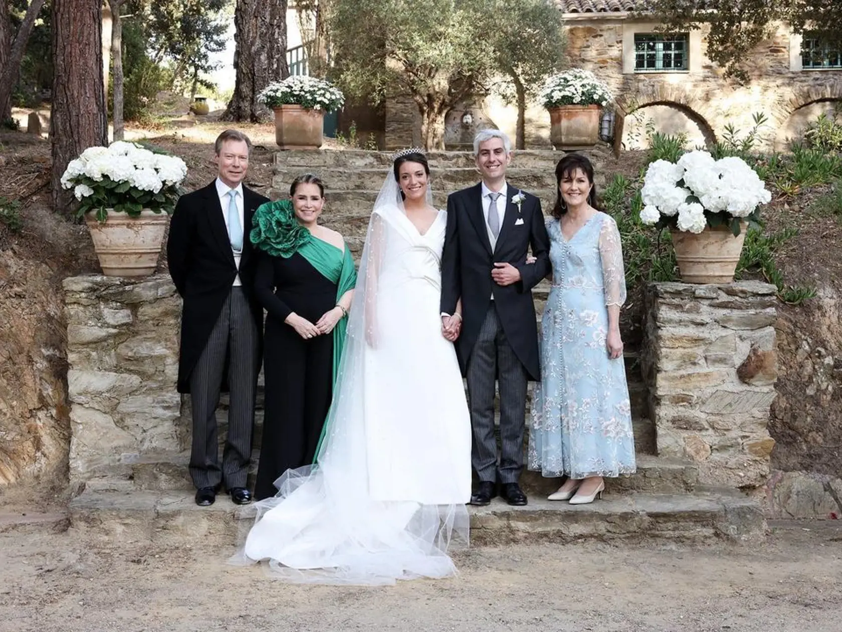 Princezná Alexandra prišla do malebného dedinského kostola v sprievode svojho otca a elegantne sa vynímala v saténových šatách, ktoré vytvoril návrhár Elie Saab, píše britský denník The Daily Mail.